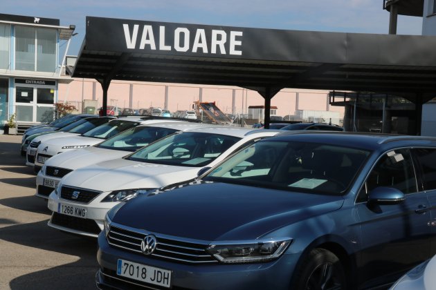Pla mitjà d'alguns cotxes d'ocasió de l'empresa Valoare de Girona. Foto: ACN