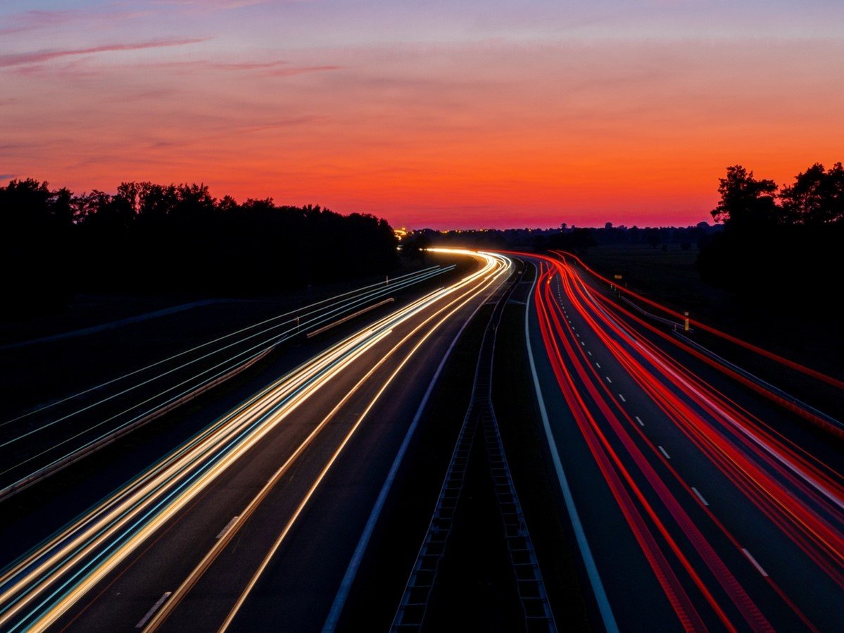 autopista de nit - unsplash