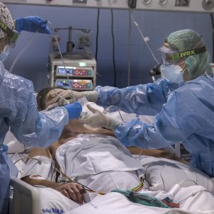 pacient Covid-19 UCI infermera sanitaris Hospital del mar coronavirus segona onada - Sergi Alcazar