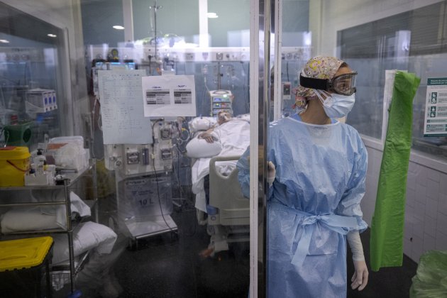 pacient Covid-19 UCI infermera sanitaris Hospital del mar coronavirus segona onada - Sergi Alcazar