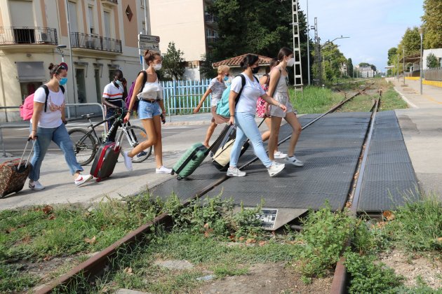 Un grupo de turistas atravesando la antigua vía del tren en el centro de Salou