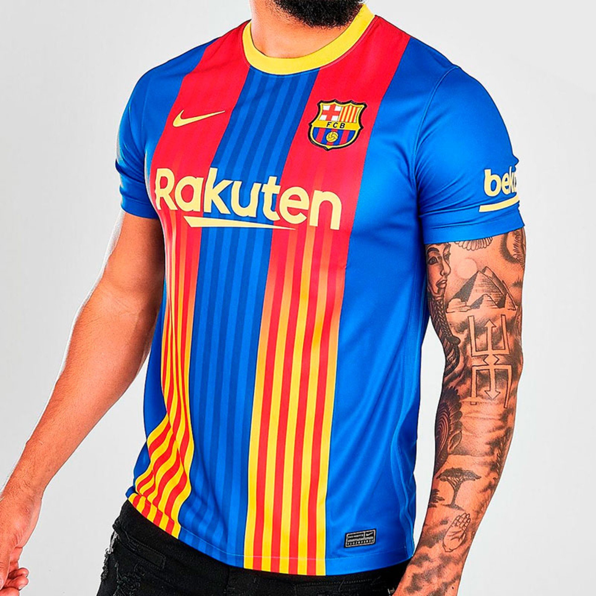 asesino Apuesta Domar Así es la cuarta camiseta del FC Barcelona: la senyera y el blaugrana se  fusionan