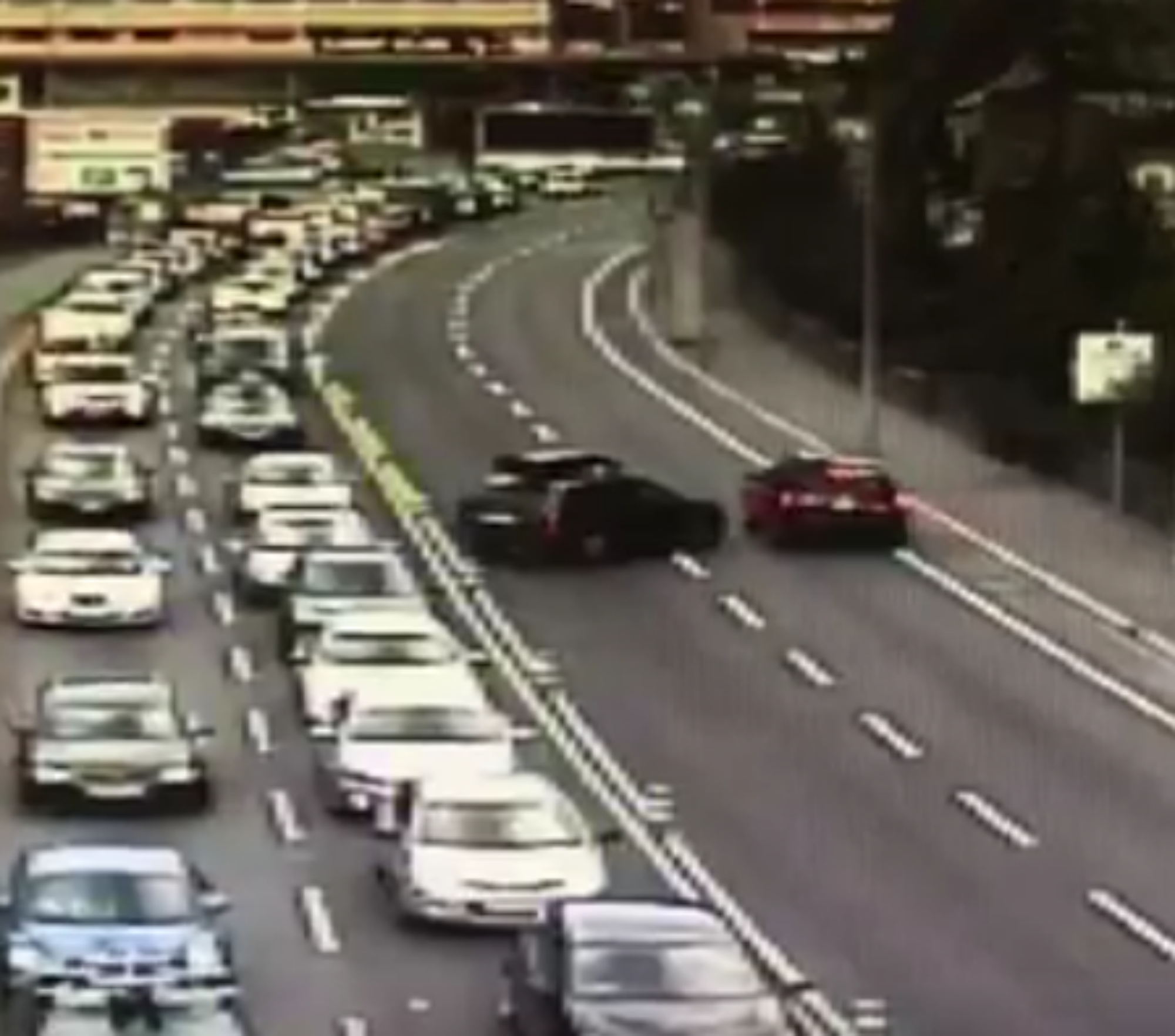 VÍDEO: Un conductor temerario, a punto de provocar un accidente en Andorra