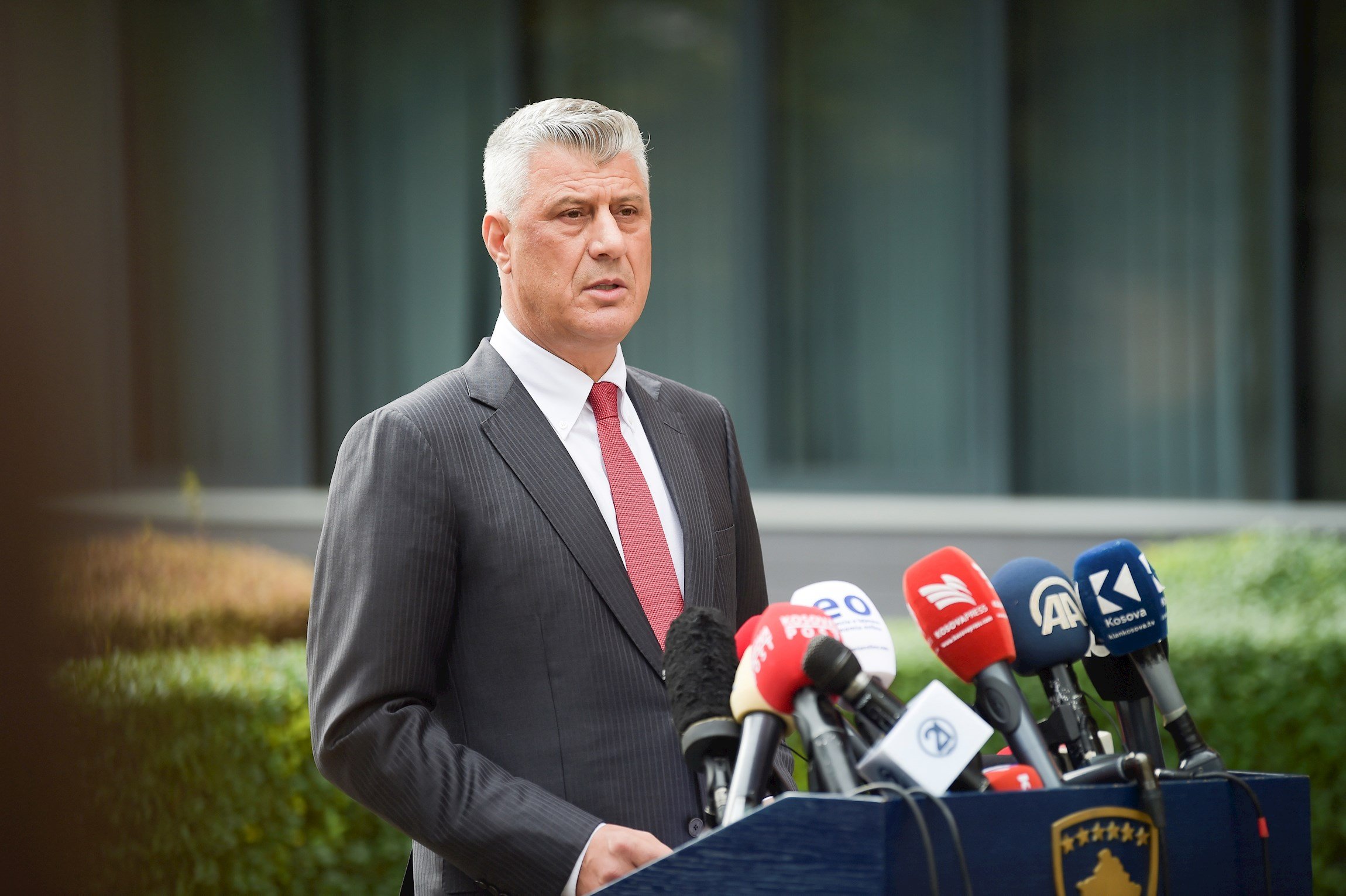 El presidente de Kosovo dimite por una acusación de crímenes de guerra