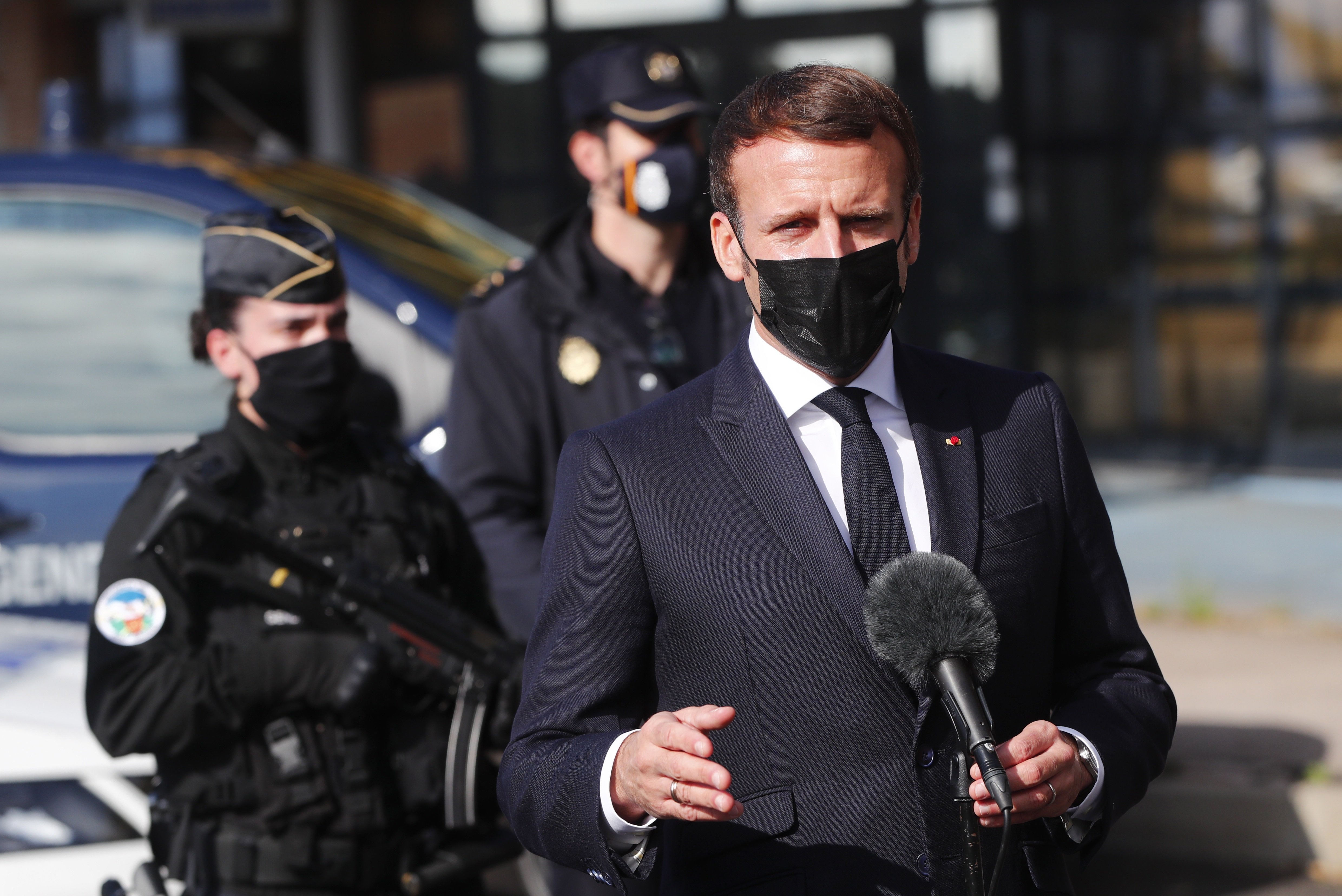 Macron duplica els agents a les fronteres i demana reformar l'espai Schengen