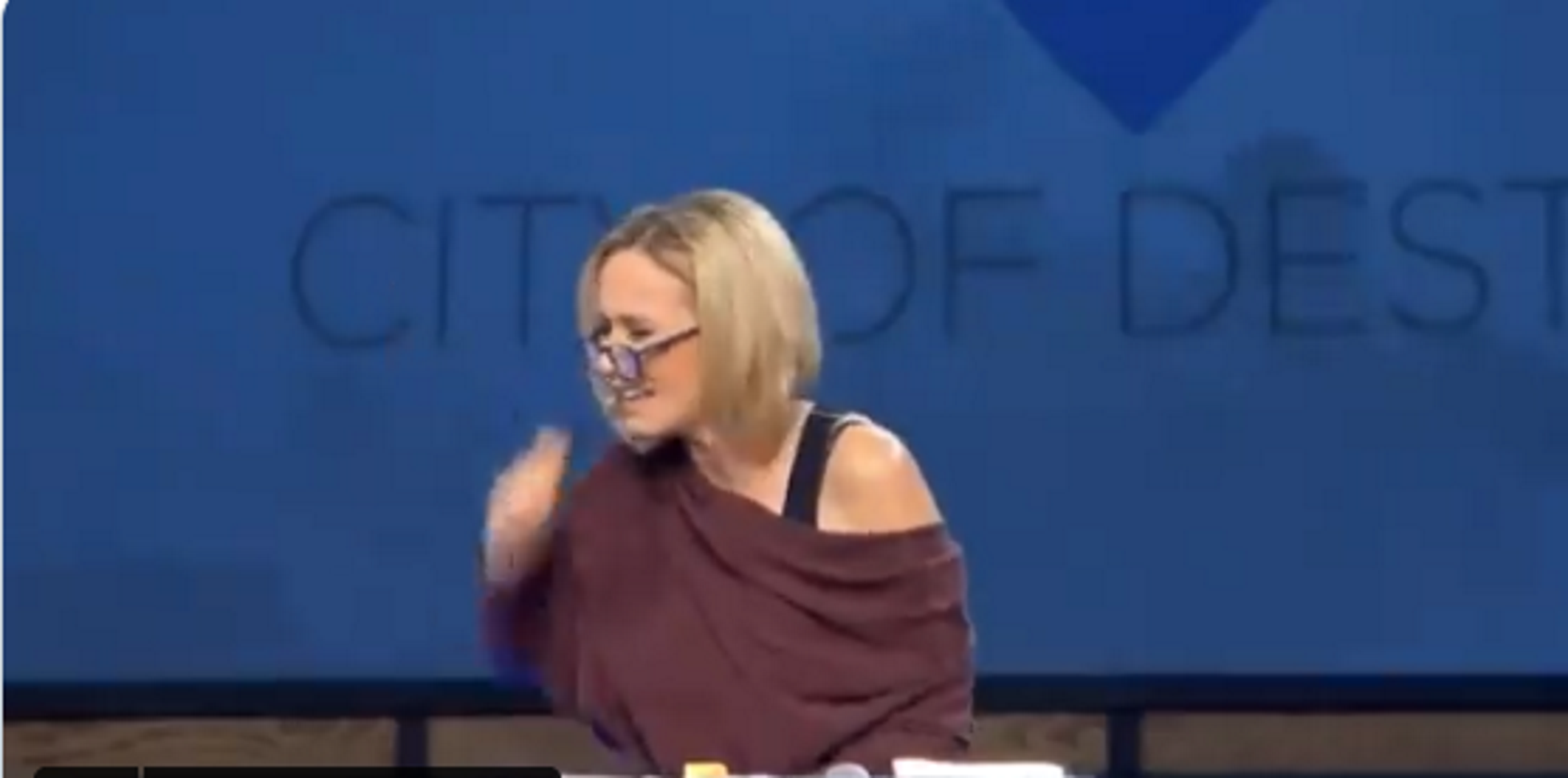 VÍDEO | La pregària (acceleradíssima i viral) d'una assessora de Trump