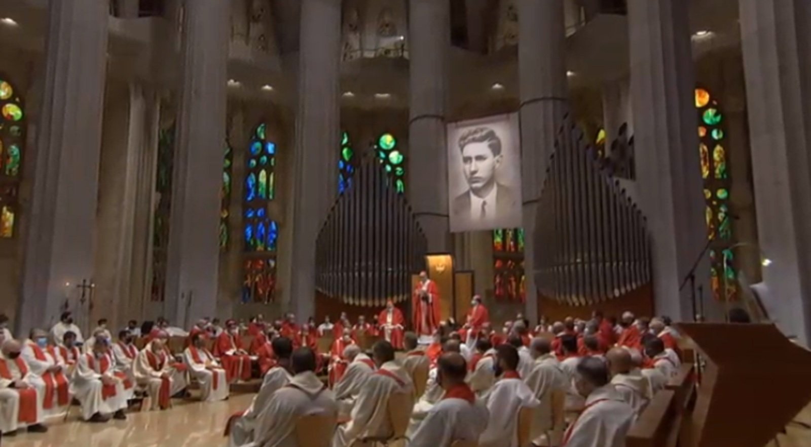 Una missa a la Sagrada Família aplega més de mig miler d'assistents