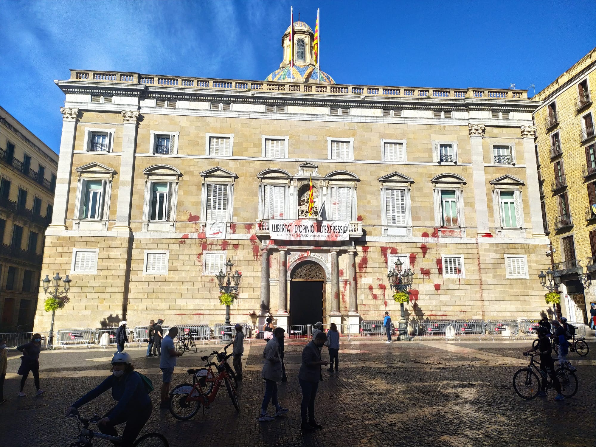 La façana de la Generalitat, pintada en protesta pel tancament de la restauració