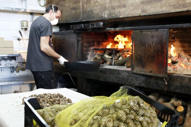Treballadors restaurant La Dolceta de Lleida prepara el foc per fer el menjar per emportar / ACN