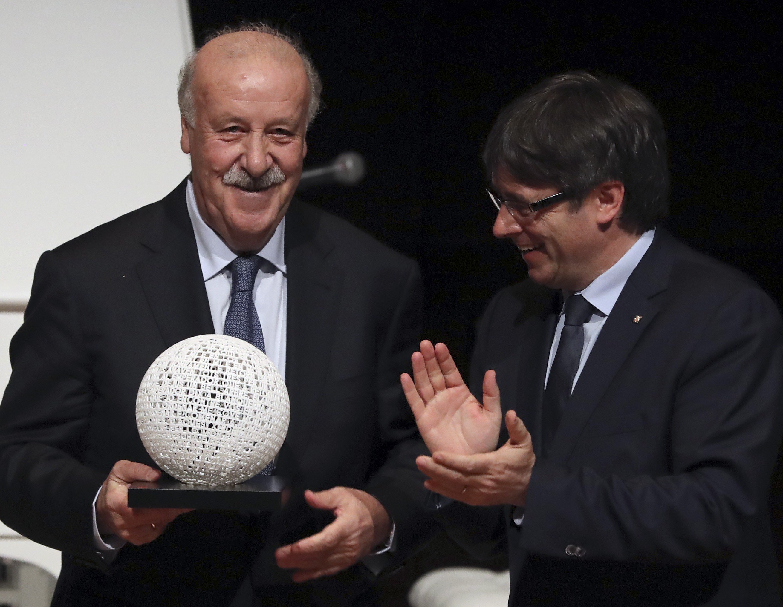 Puigdemont alaba a Del Bosque como icono del "diálogo" ante el gobierno Rajoy