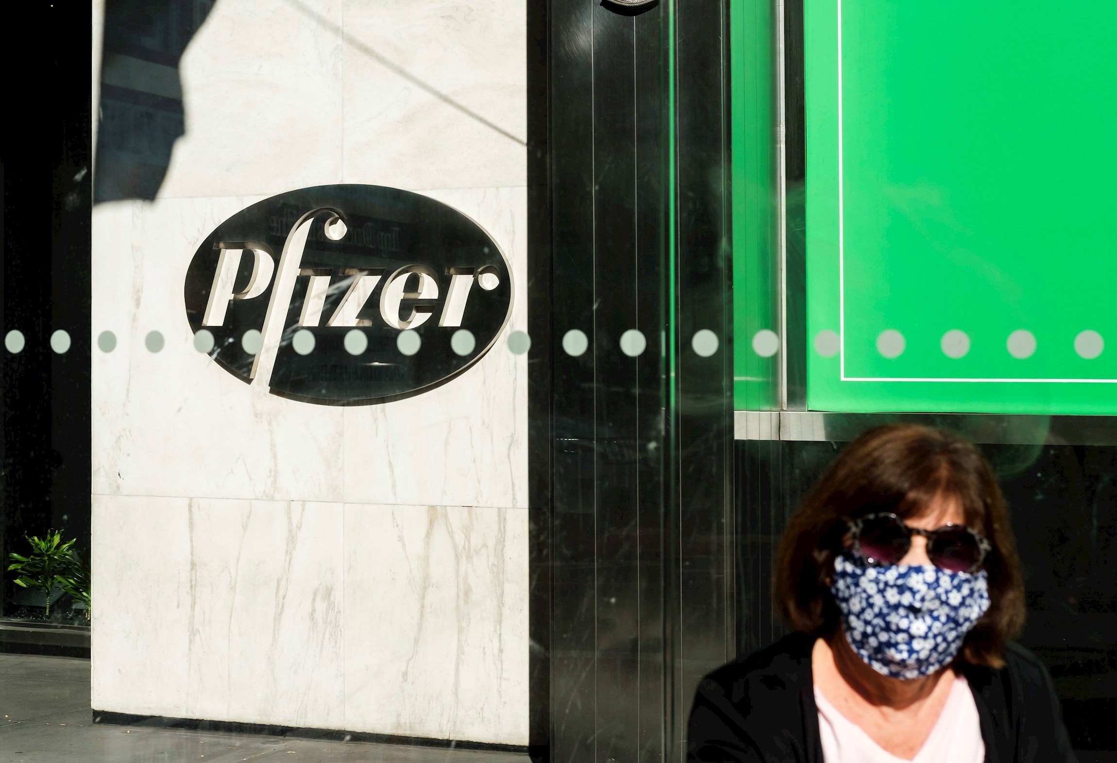 Bruselas acuerda con Pfizer y BioNTech la compra de 300 millones de vacunas