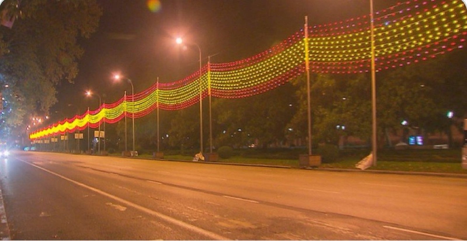 Una bandera española gigante, el atractivo de las luces de Navidad en Madrid