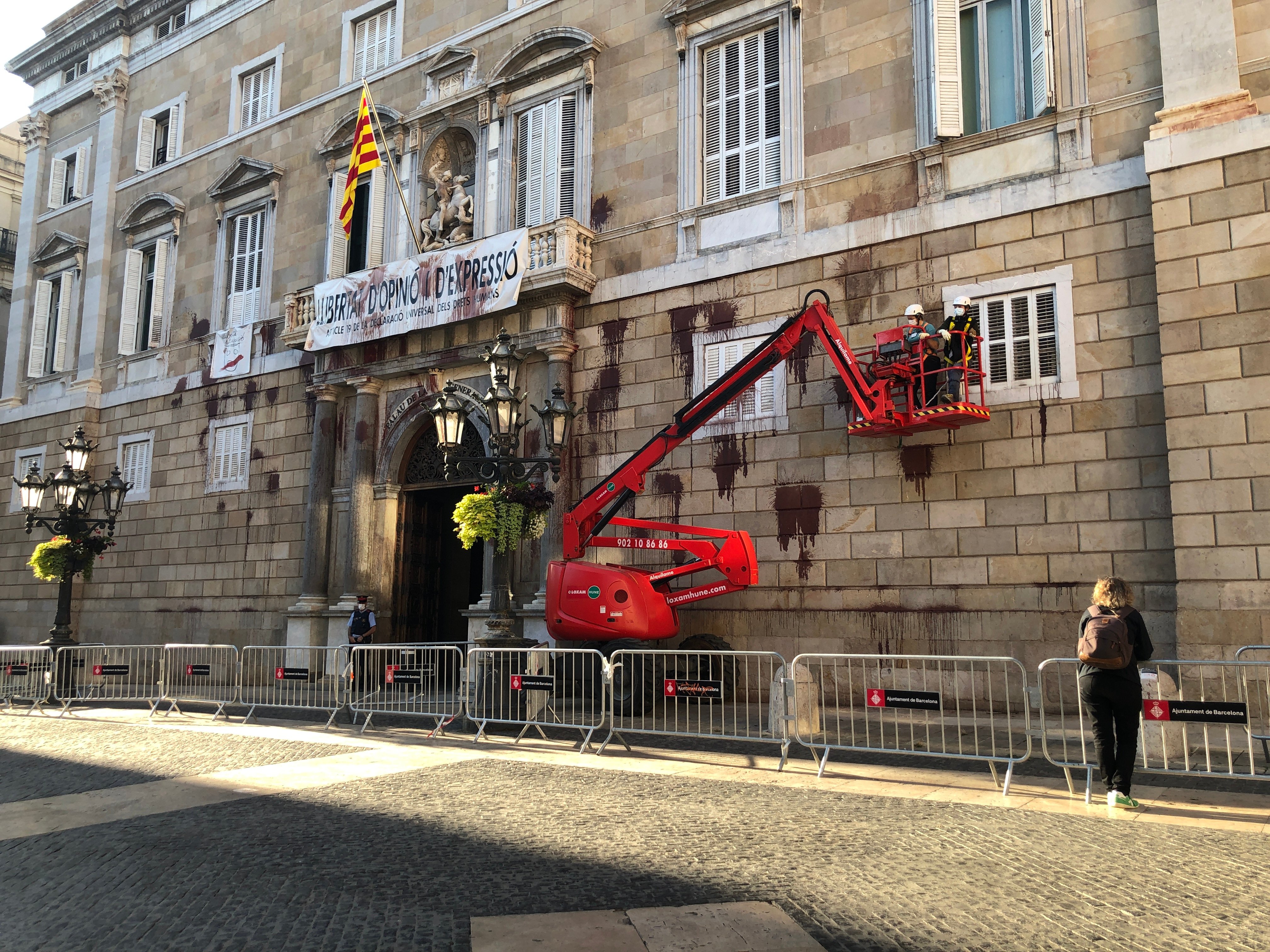 VÍDEO | La limpieza de la fachada del Palau, en marcha