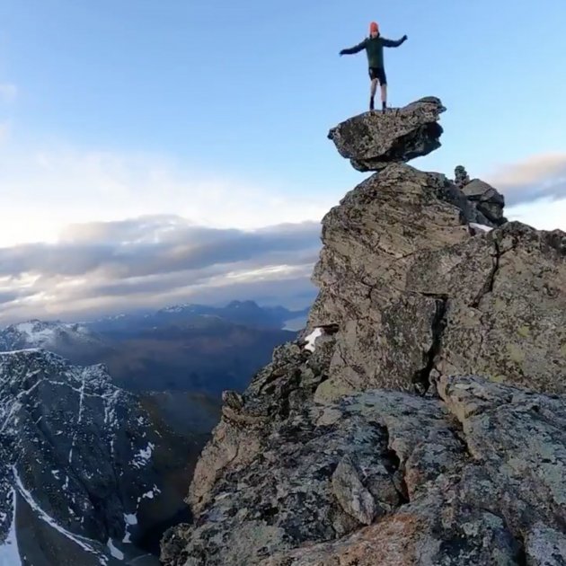 Kilian Jornet saluda desde la cima|cumbre de una montaña @kilianj