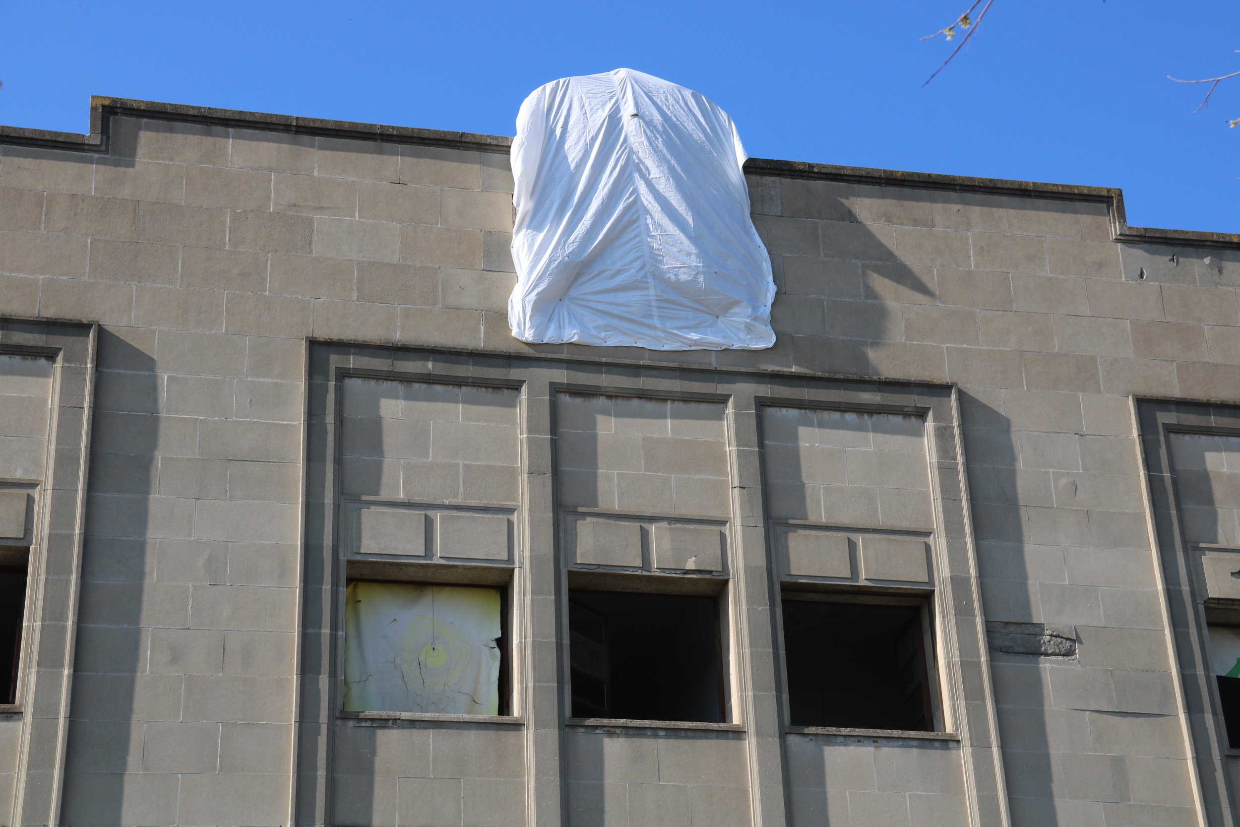 La Paeria tapa l'escut franquista de la Capitania d'Infanteria