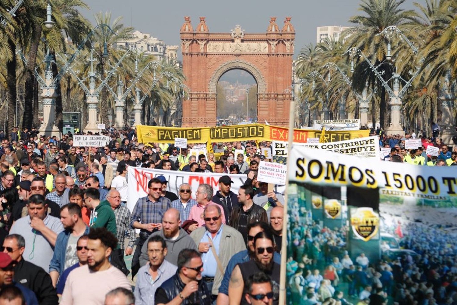 Els taxistes es planten contra Uber amb una gran mobilització