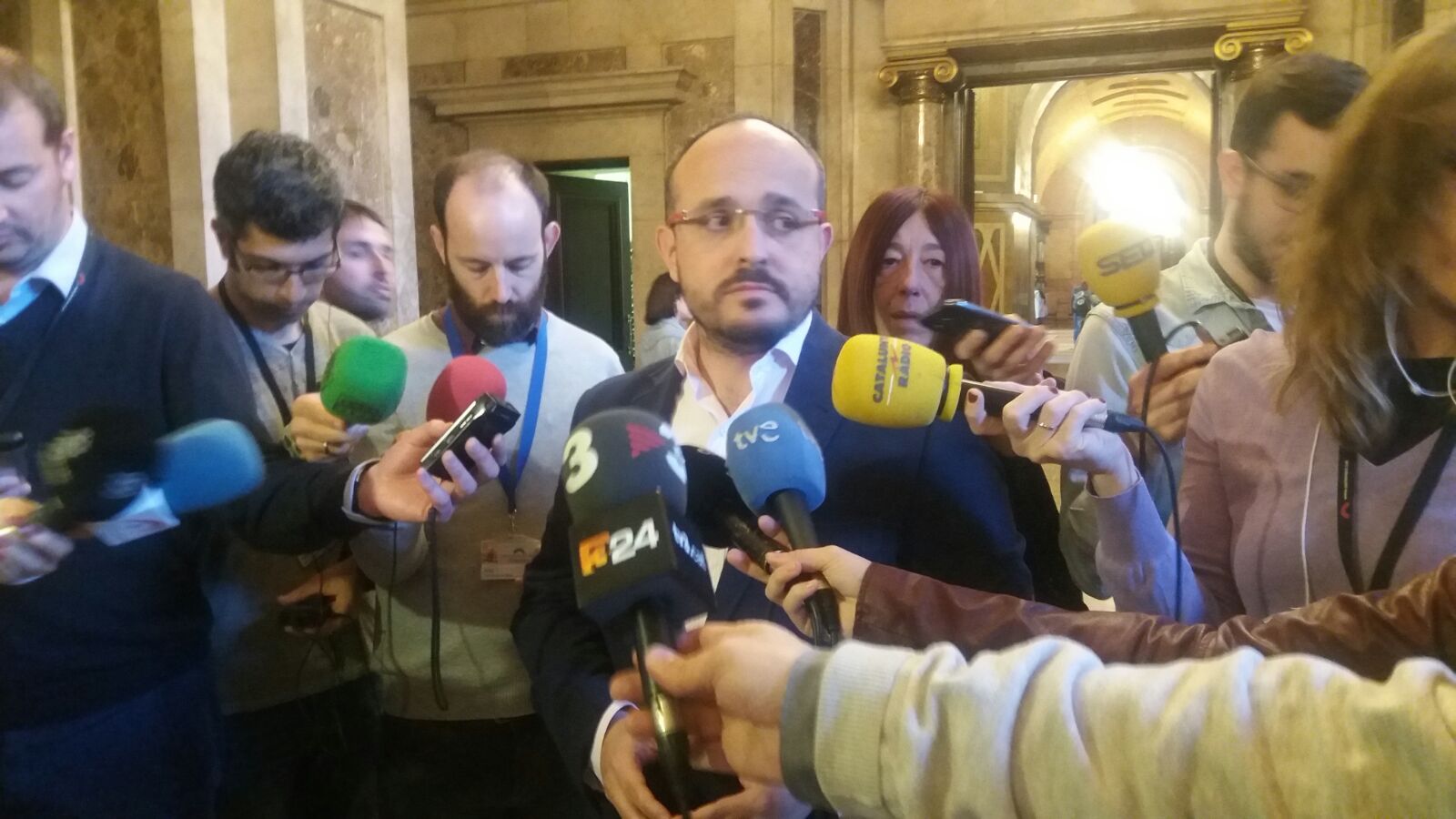 Enfrontament entre els grups pel finançament del referèndum