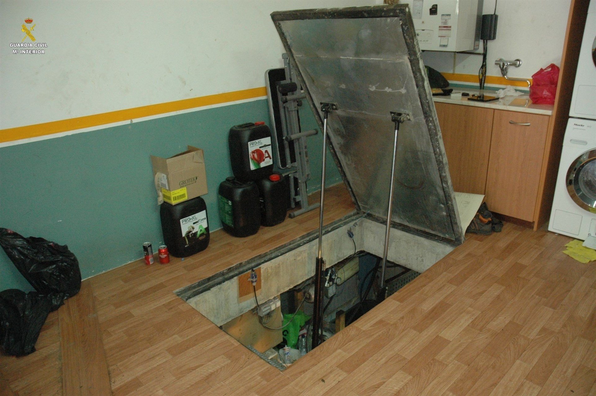 Descubren un búnker con 1.400 plantas de marihuana bajo una trampilla en Girona