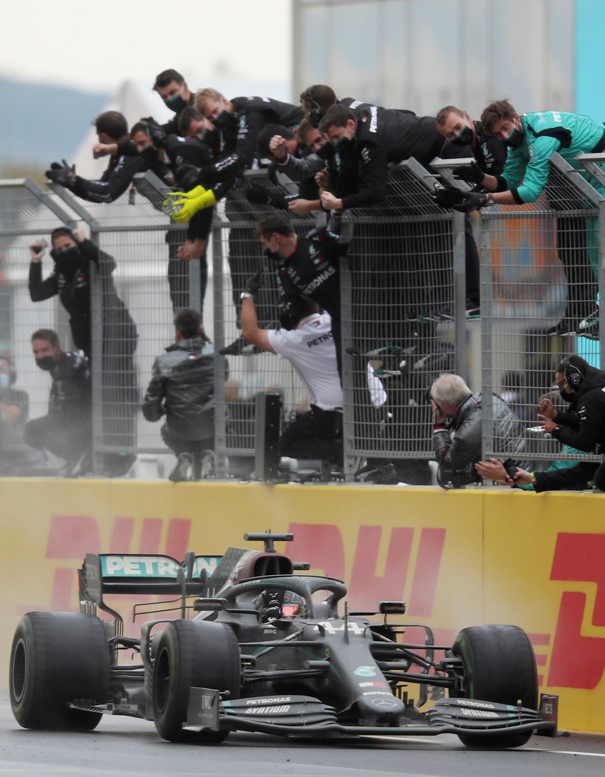 Histórico Hamilton: baila bajo la lluvia y gana su 7º título de Fórmula 1