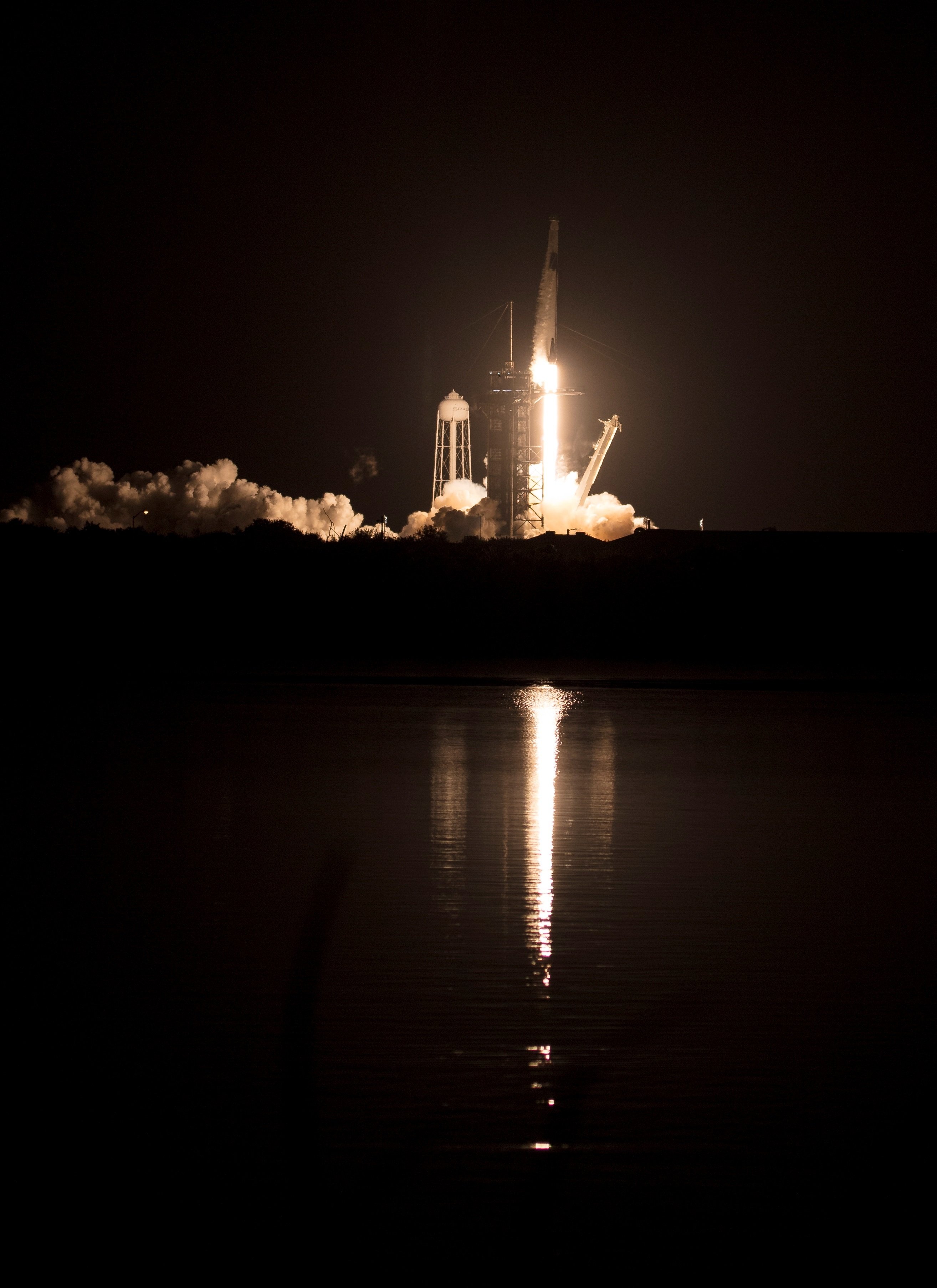 La histórica misión de la NASA y SpaceX despega rumbo a la EEI