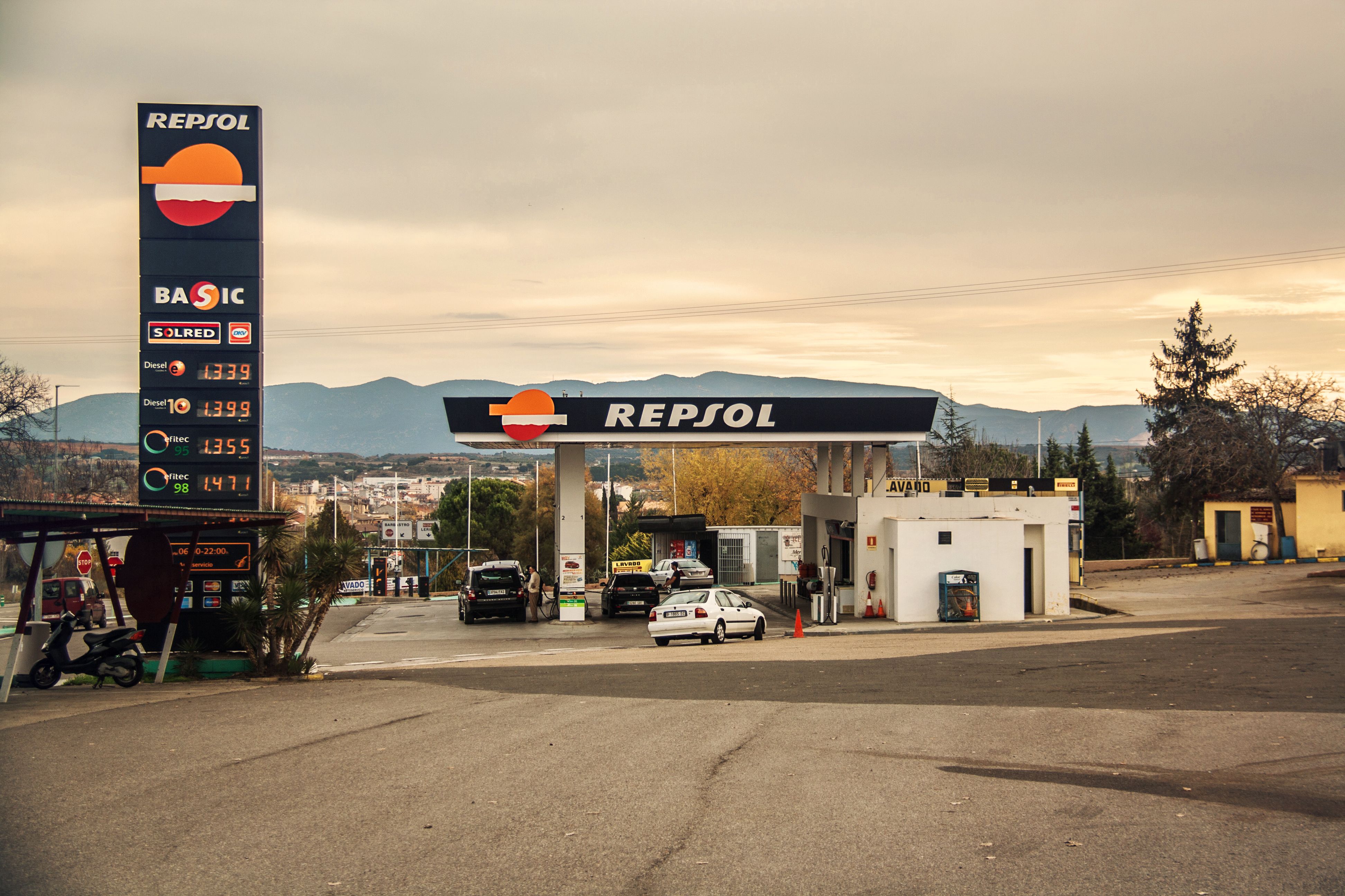 Repsol llança una aplicació per pagar el combustible sense sortir del cotxe
