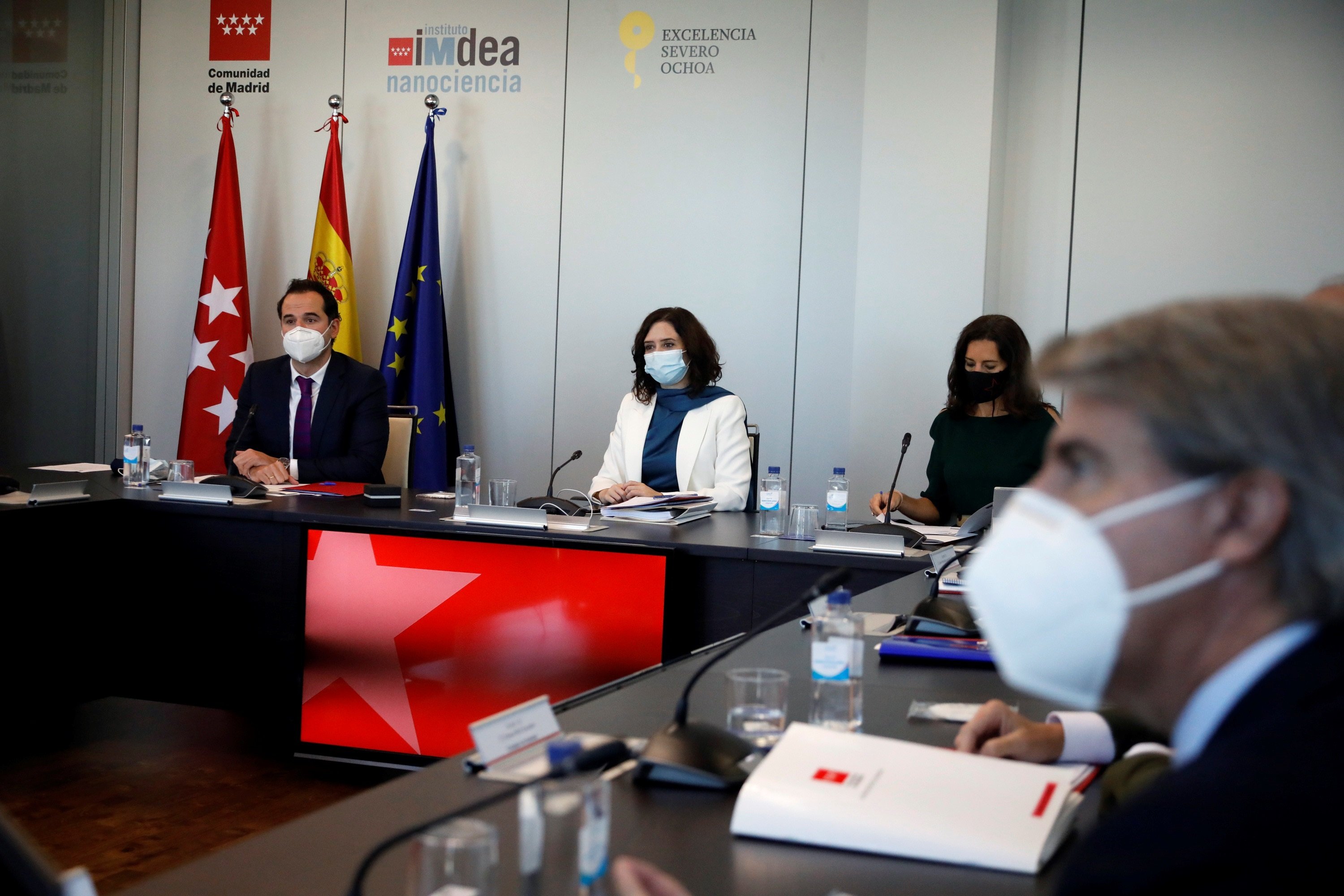 Madrid exige que Sánchez se ponga las pilas: test de antígenos antes de Navidad