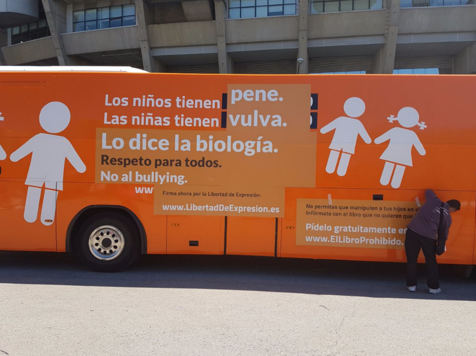 L'Ajuntament de Barcelona estudia aturar penalment el bus d'Hazte Oír