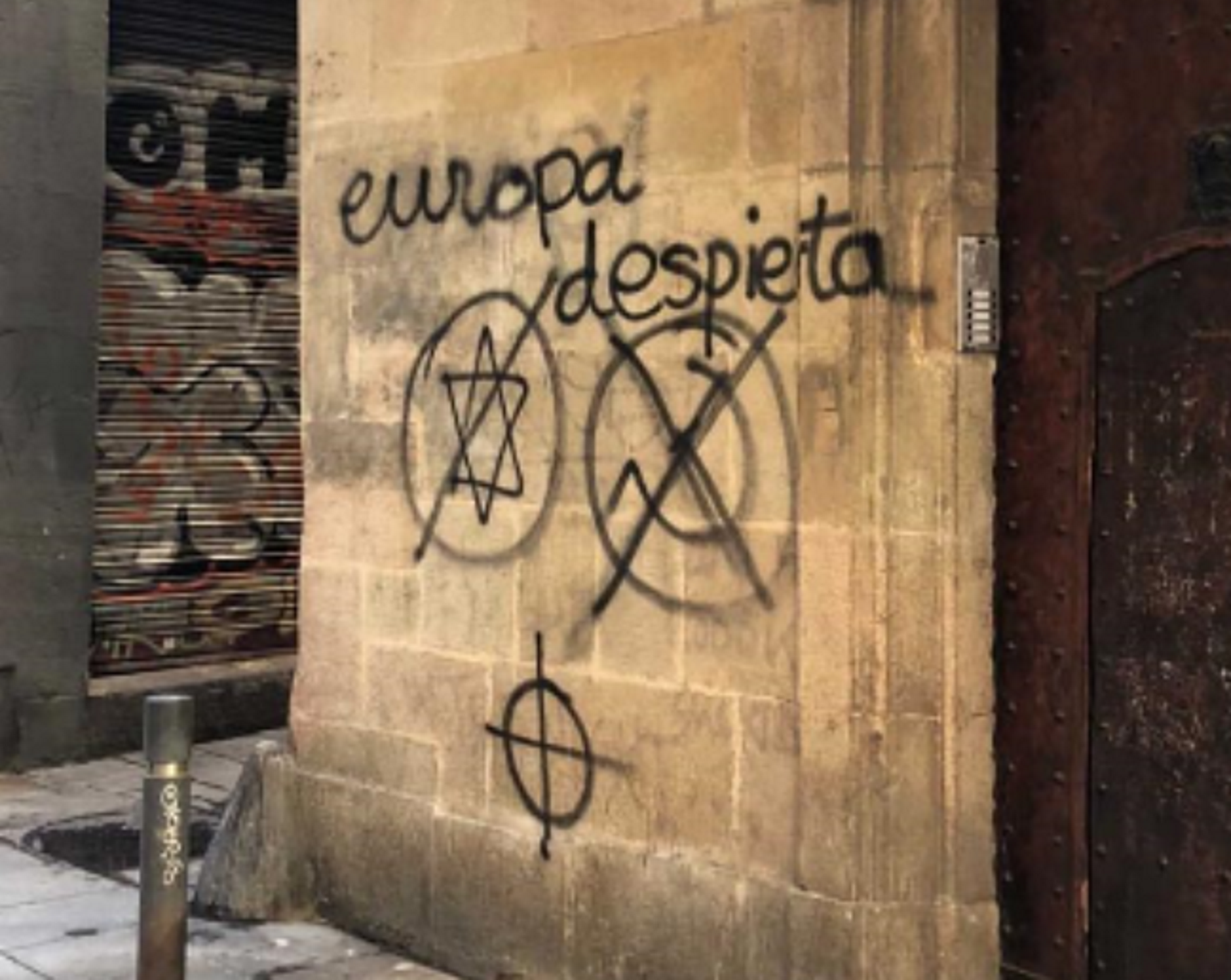 Barcelona condemna les pintades antisemites en una protesta ultra