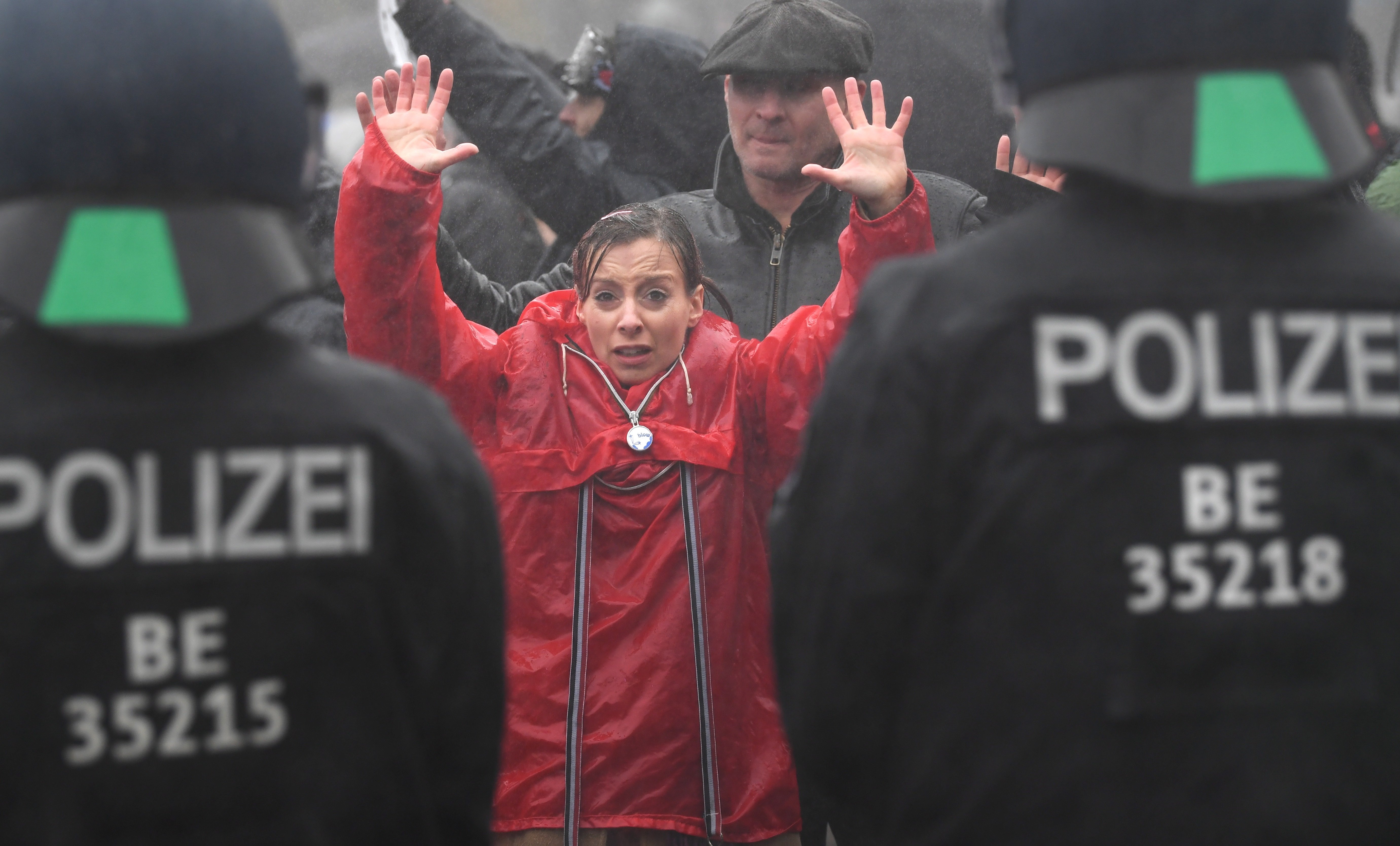 Manifestante Berlín contra restricciones covid EFE