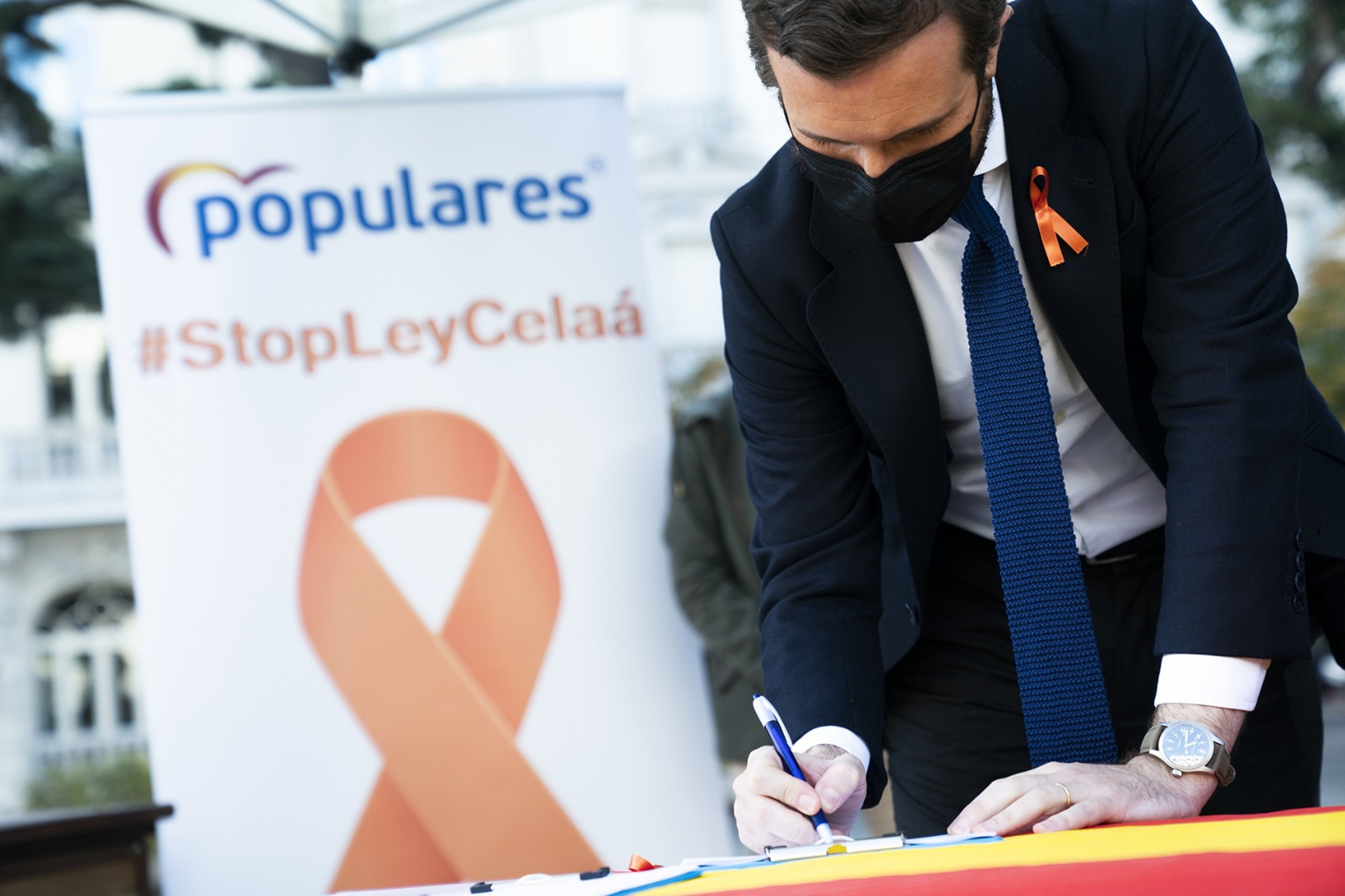 Casado signa contra la Llei Celaá davant del Congrés