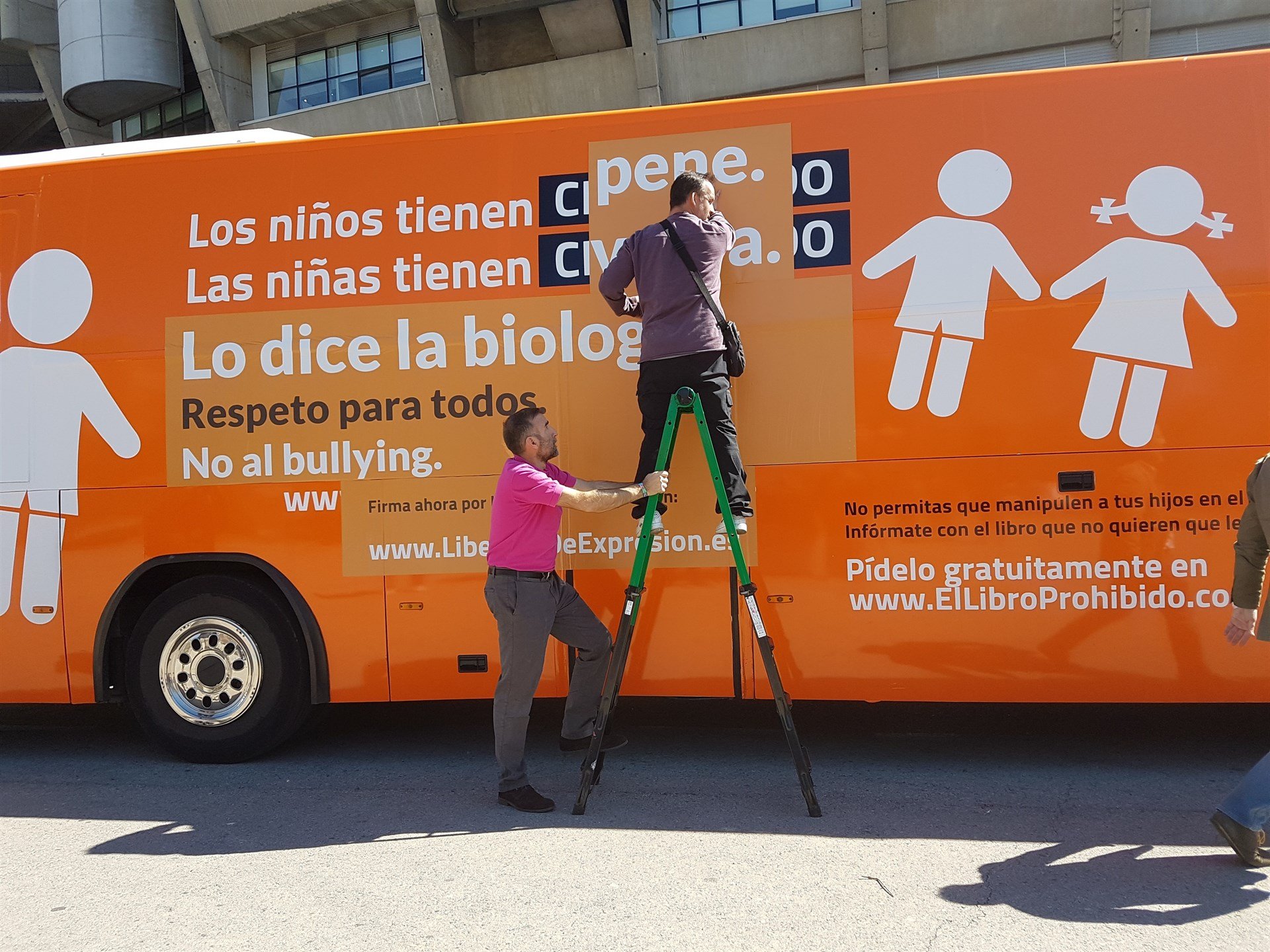 Incidents al peatge de Martorell per l'arribada de l'autobús d'Hazte Oír