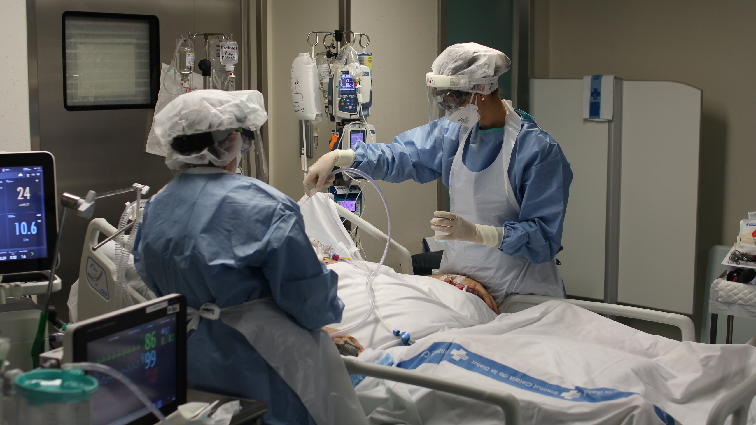 El Hospital de Tortosa desprograma las operaciones no urgentes para incrementar la atención en UCI