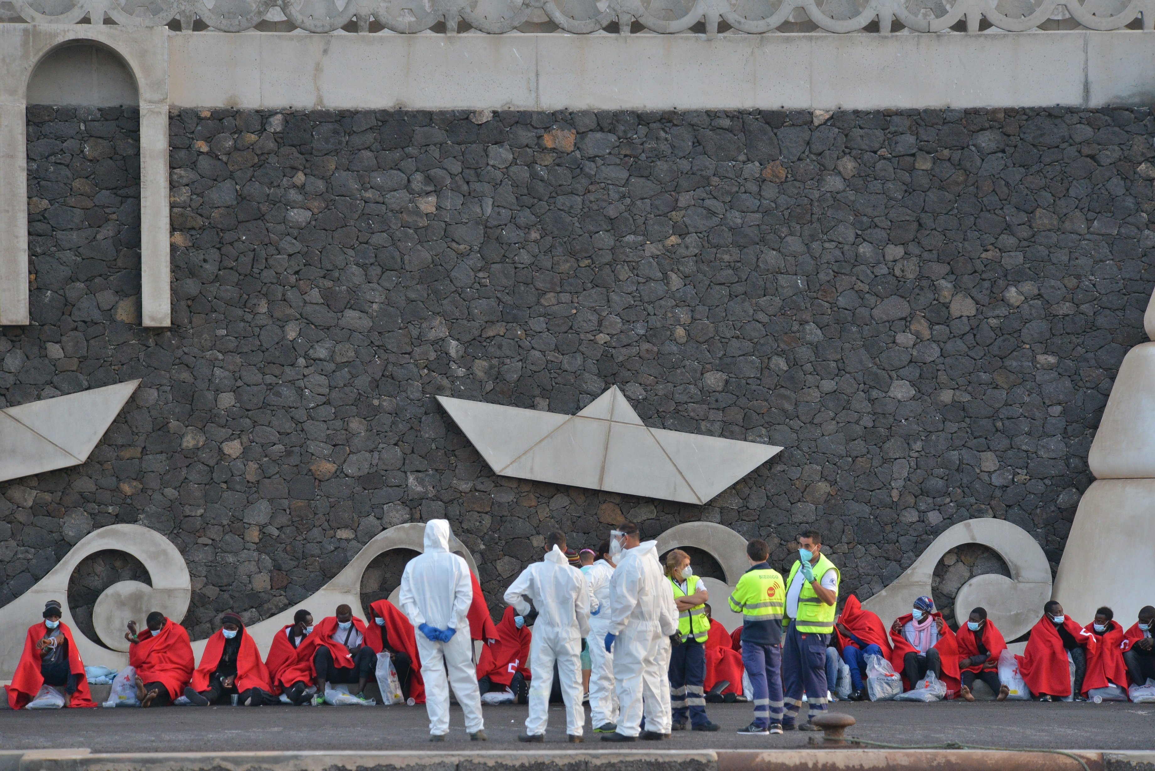 España crea ahora campamentos para 6.000 inmigrantes en las Canarias