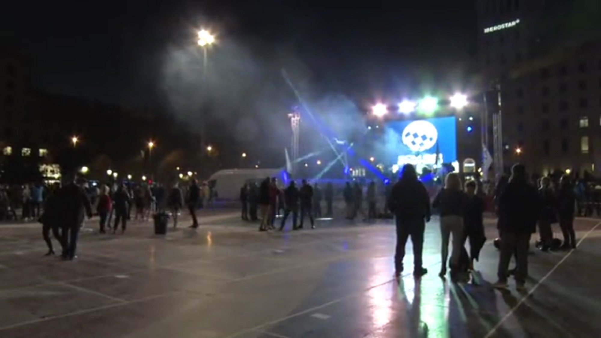 El ocio nocturno se revuelve y convierte la plaza Catalunya en una discoteca