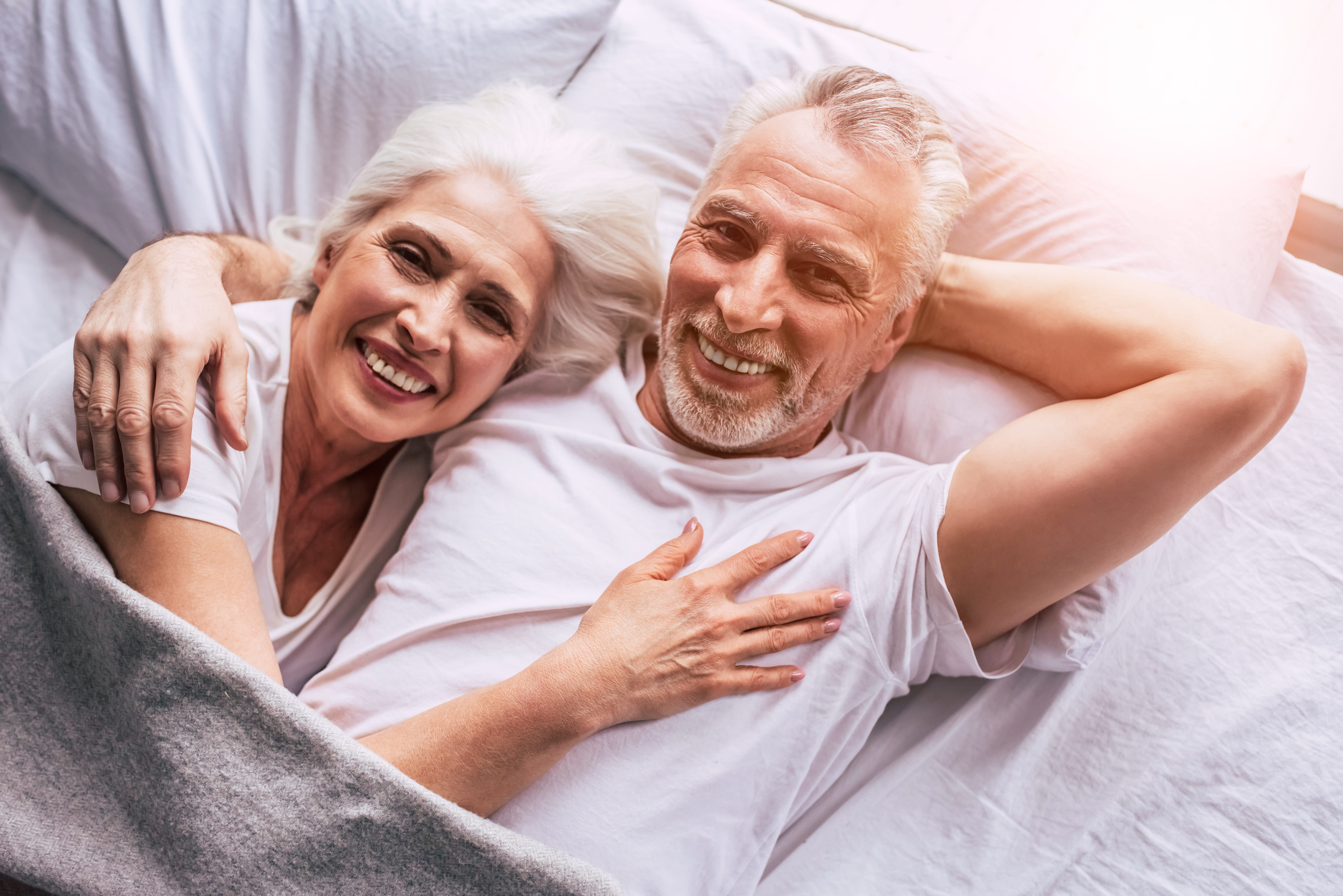 Hombre y mujer en la cama