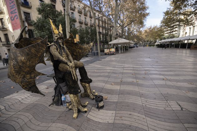 la rambla buida estatua humana turisme crisi carrers buits - Covid Sergi Alcazar
