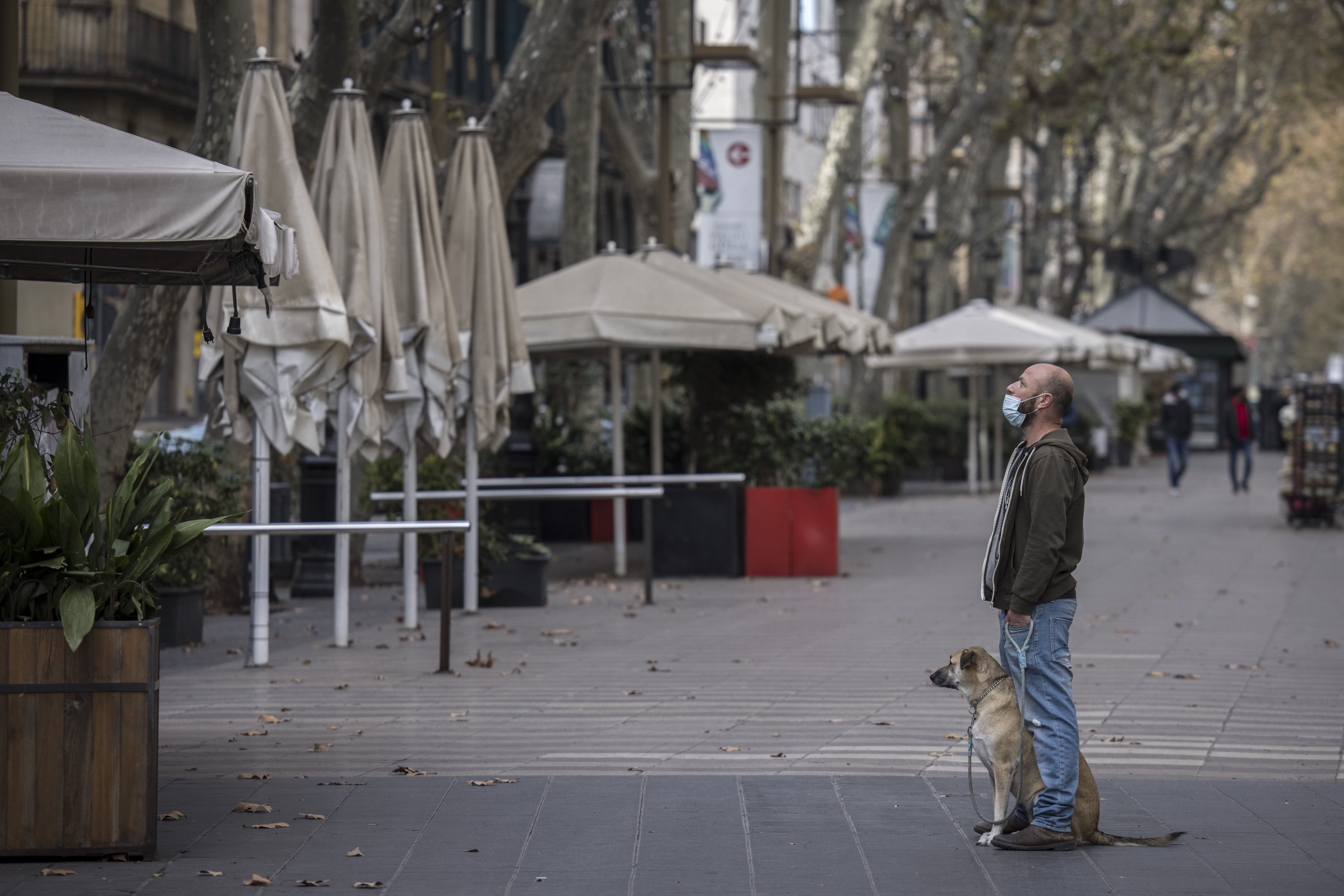 La Covid apaga el bullicio y los negocios del centro de Barcelona