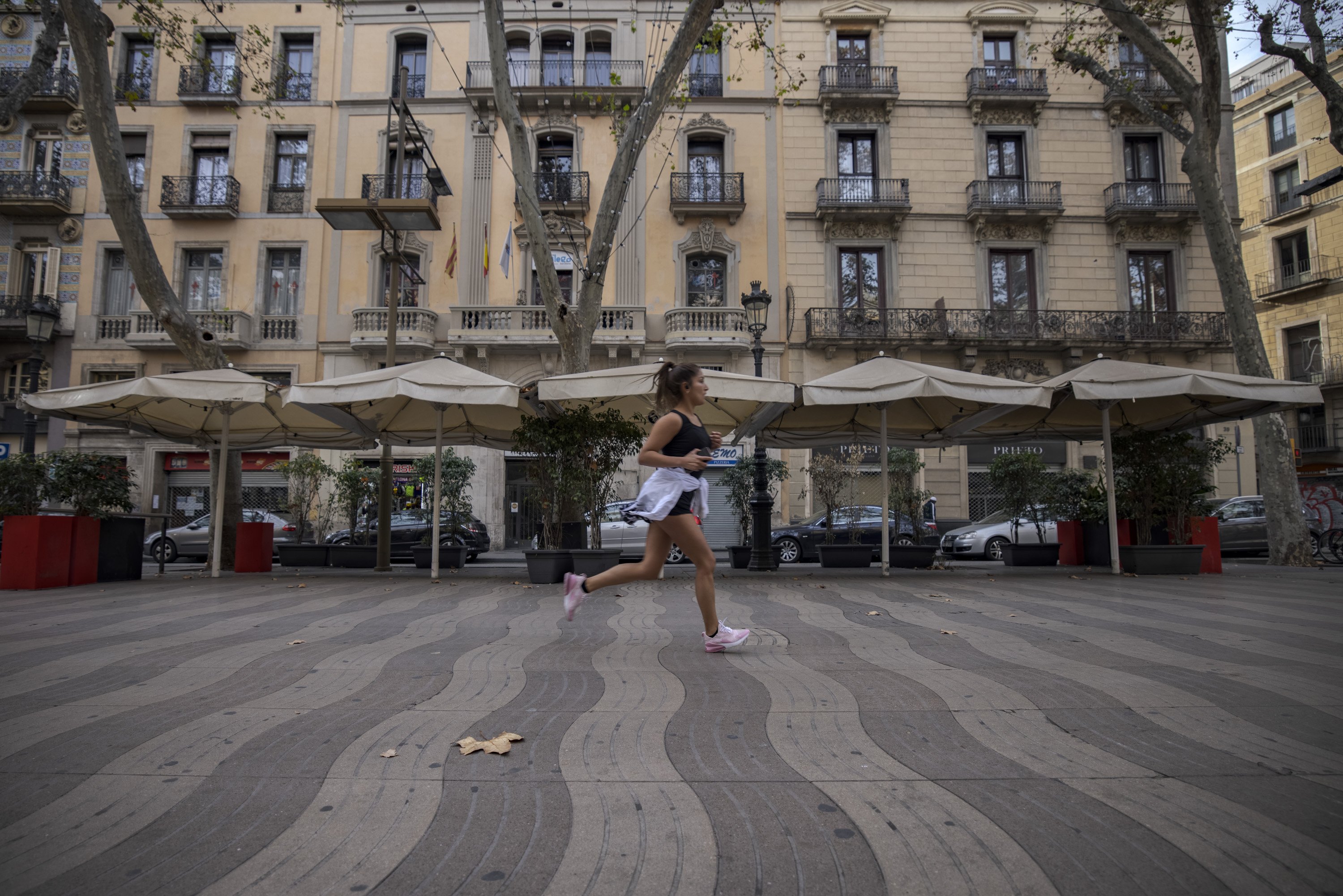 la rambla restaurantes terraza cerrada vacía deporte runing crisis calles vacías Covid - Sergi Alcazar