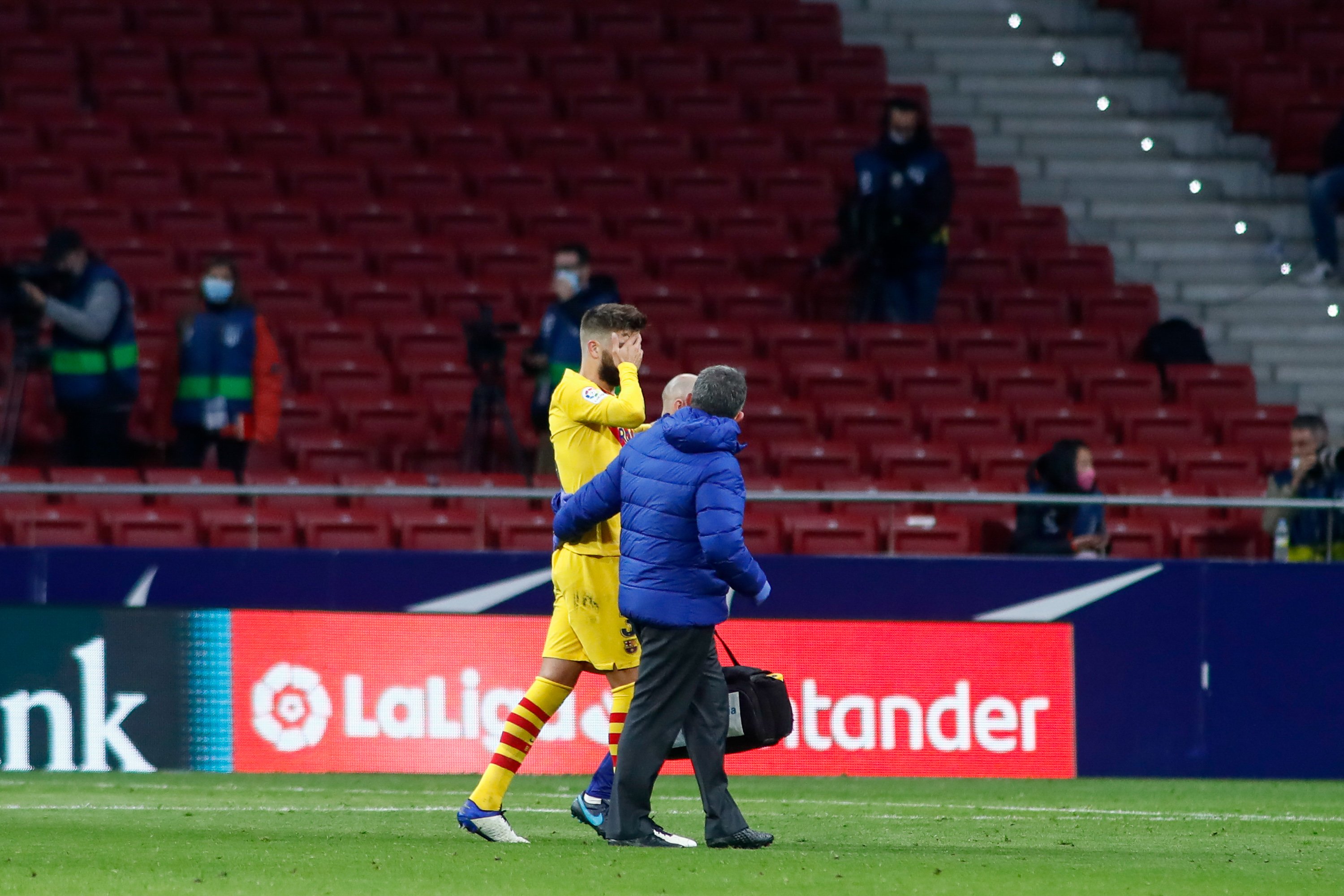 Portades que ensenyen l'estocada al Barça i la preocupació per Piqué