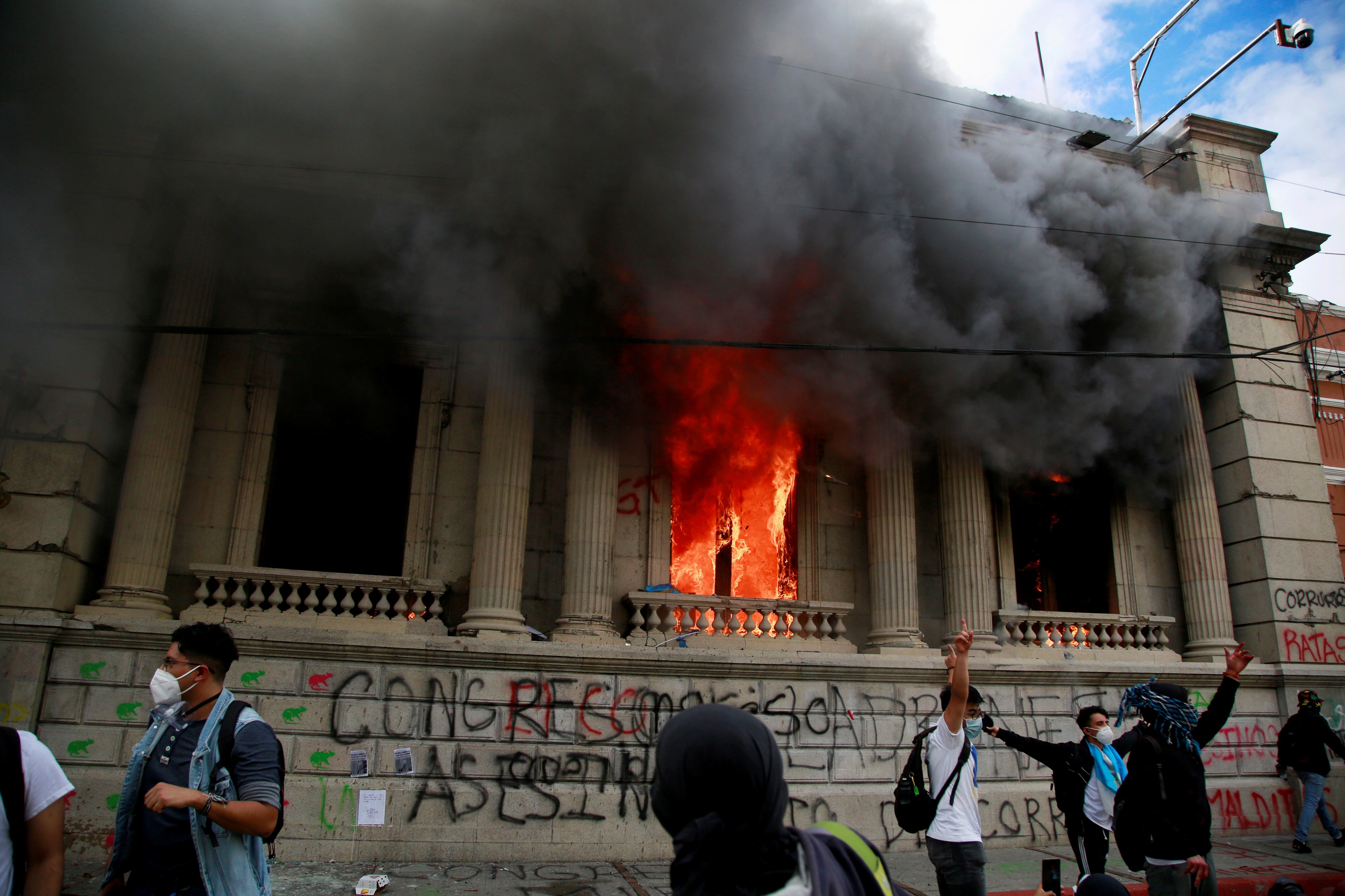 Manifestantes toman el Congreso de Guatemala y le prenden fuego