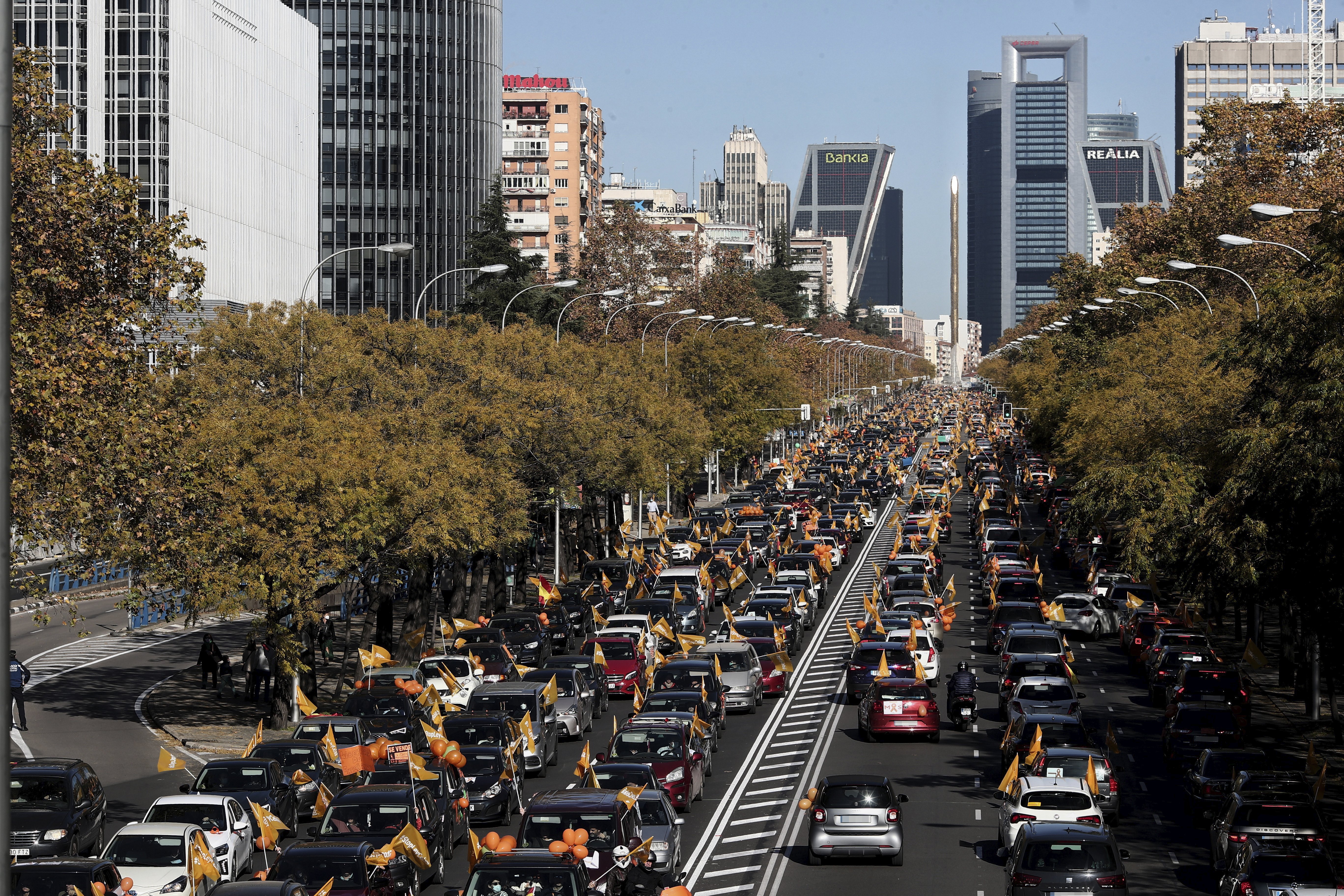 Milers de vehicles omplen els carrers d'Espanya contra la 'Llei Celaá'