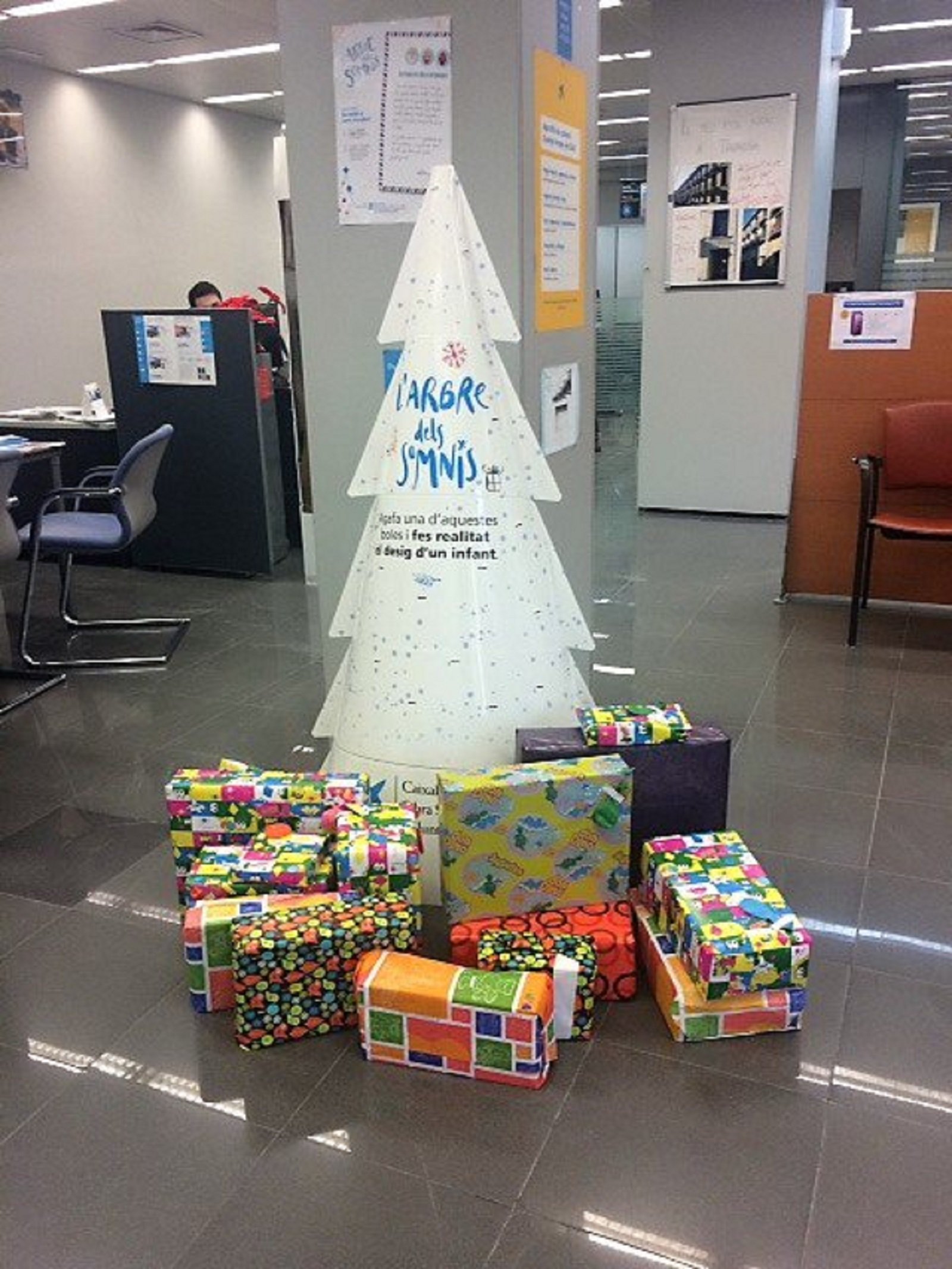 CaixaBank entregará 25.000 regalos de Navidad a niños y niñas en situación de pobreza
