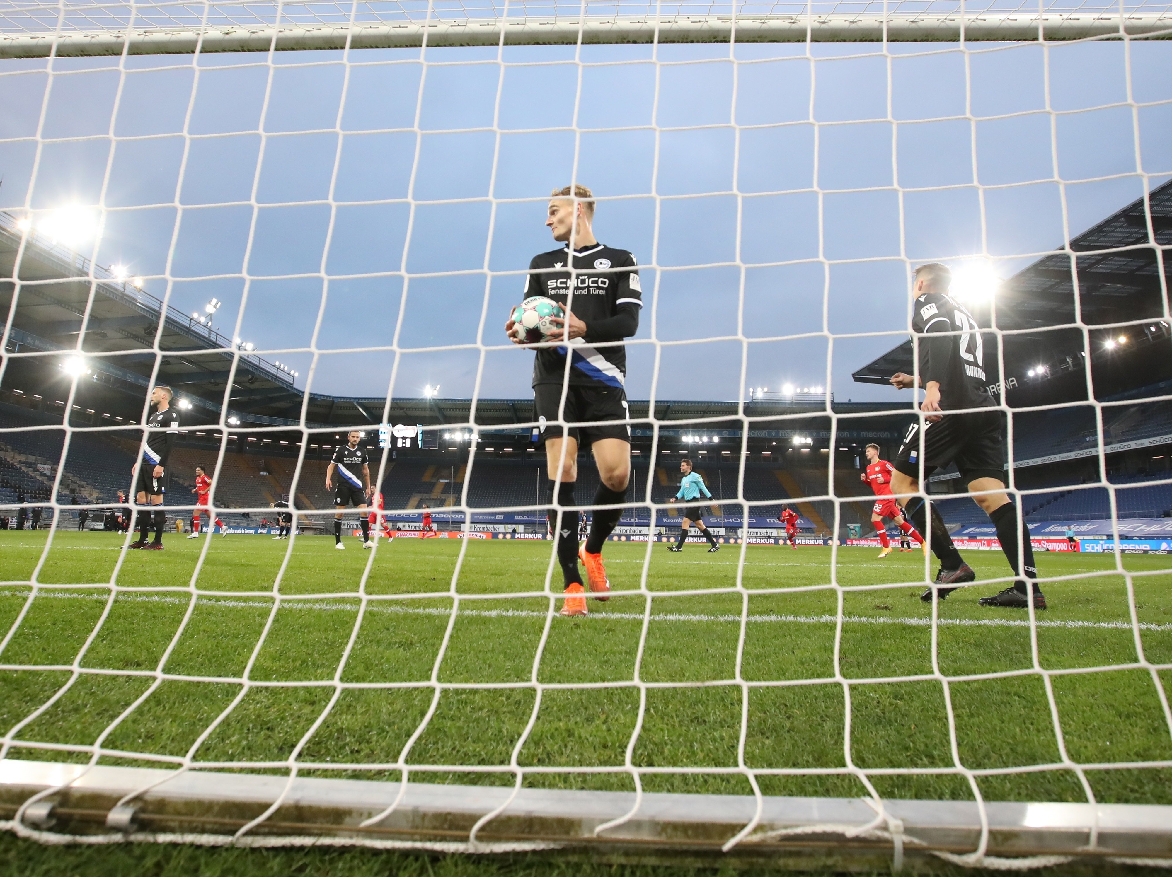 No es perdi la pífia de l'any a Alemanya: autogol inversemblant del Leverkusen