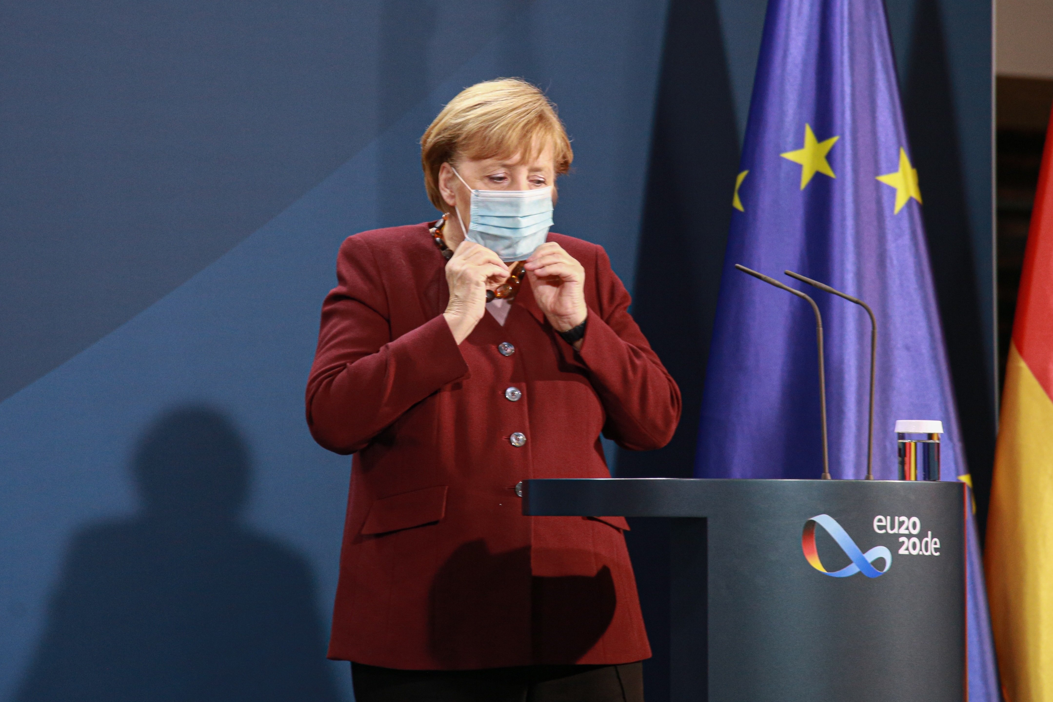 Un coche se estampa en la oficina de Merkel con proclamas antiglobalización