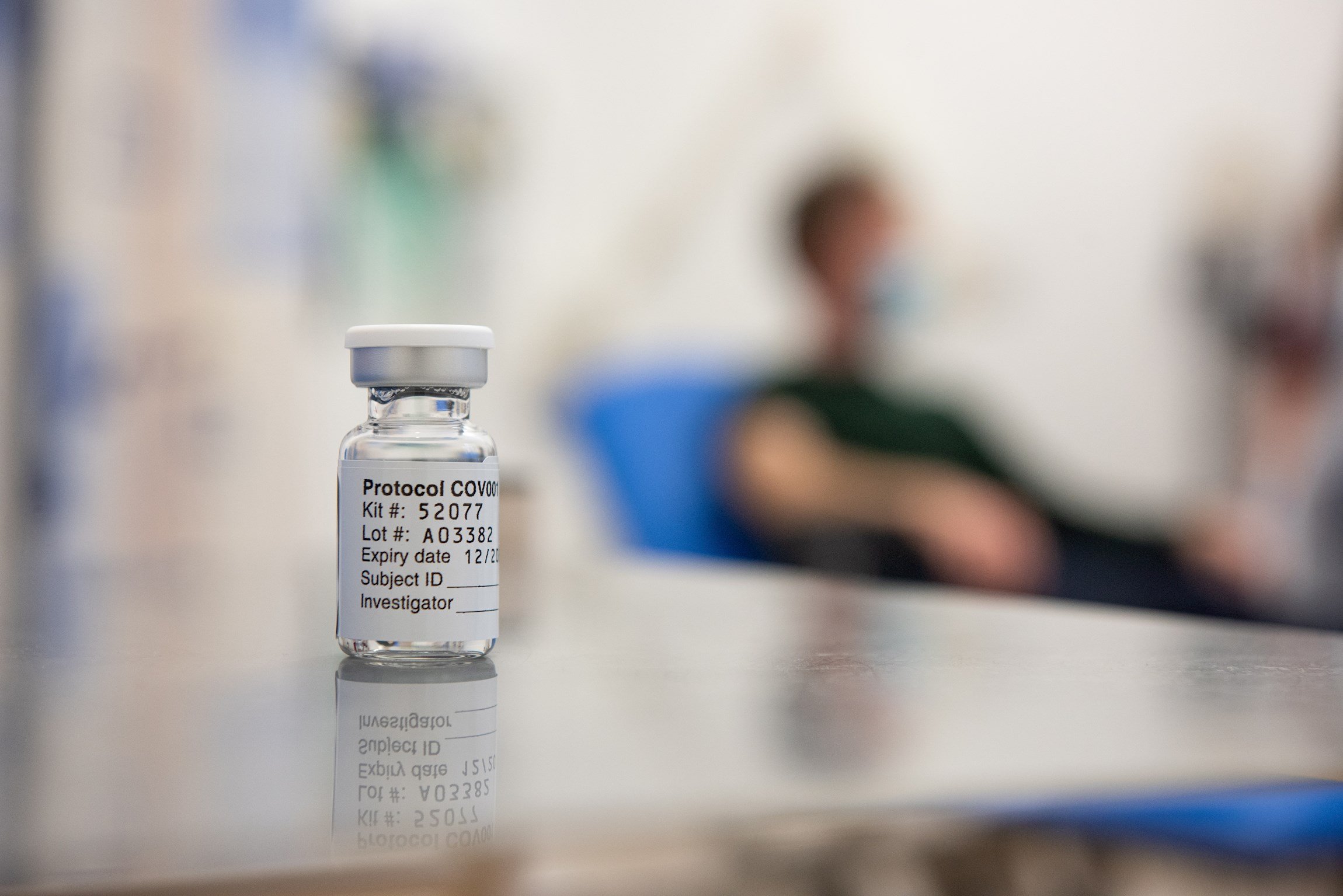 El Regne Unit comença a utilitzar la vacuna d'Oxford contra el coronavirus