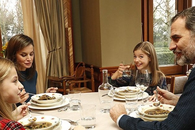 familia real cenando cena toda la familia