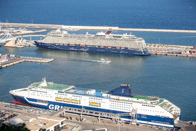 Port de Barcelonena creuer transport