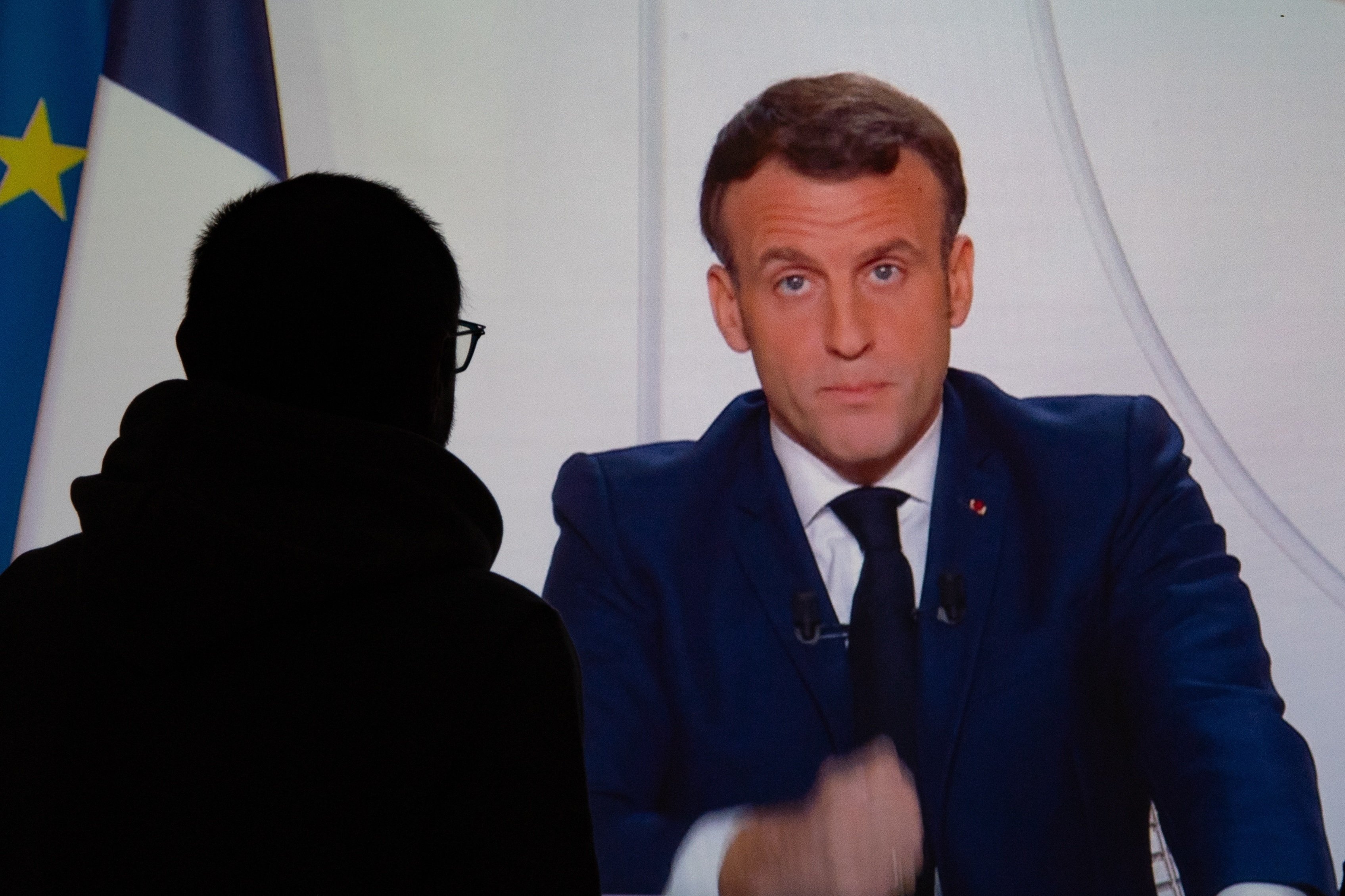 Macron anuncia un desconfinament lent amb els bars tancats fins al gener