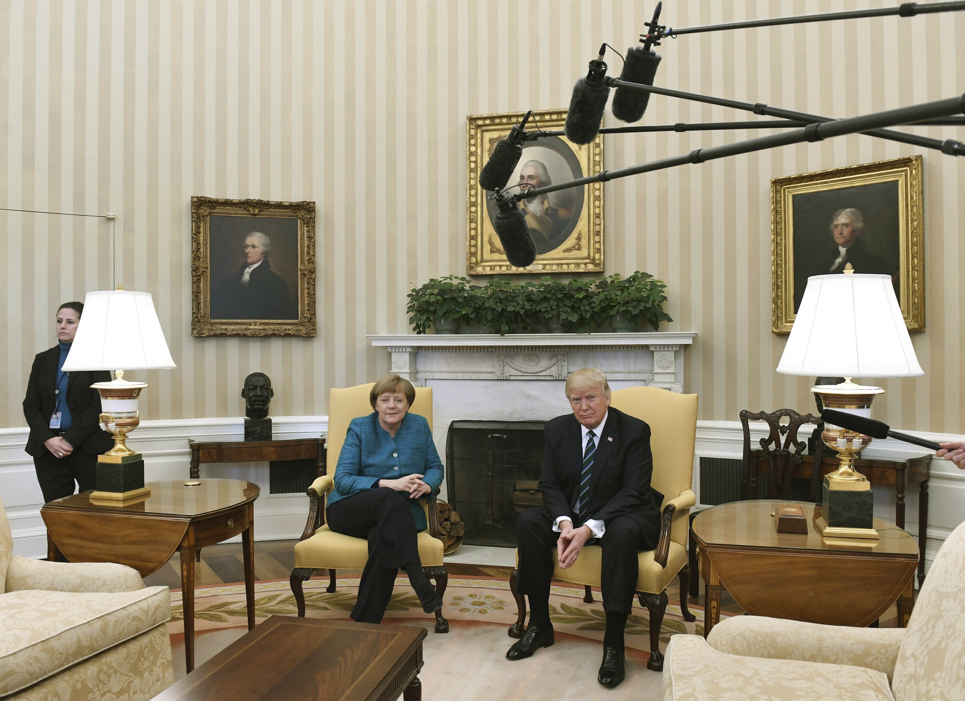 VÍDEO: Trump ignora Merkel davant la premsa i es nega a saludar-la