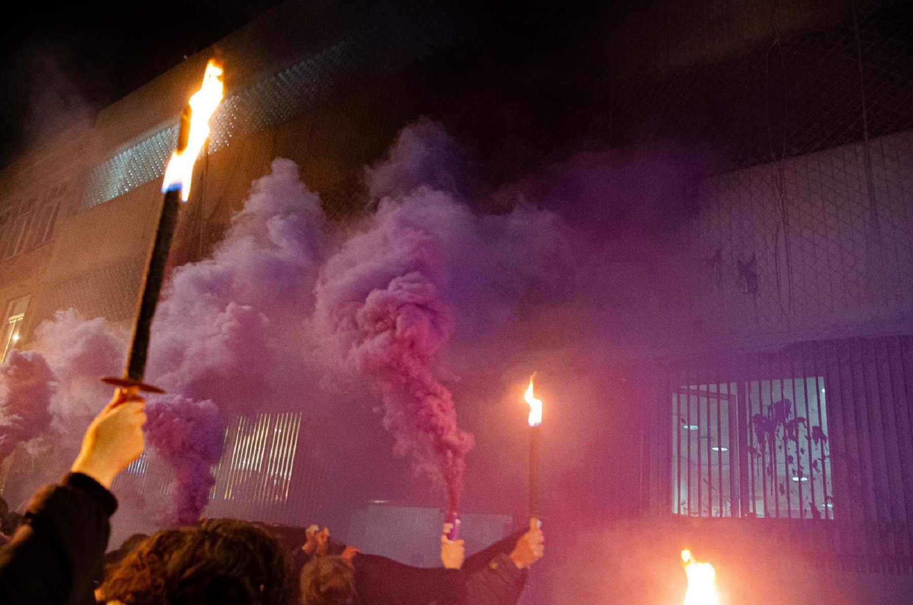 Arran Terrassa llança pintura lila a la comissaria de policia espanyola